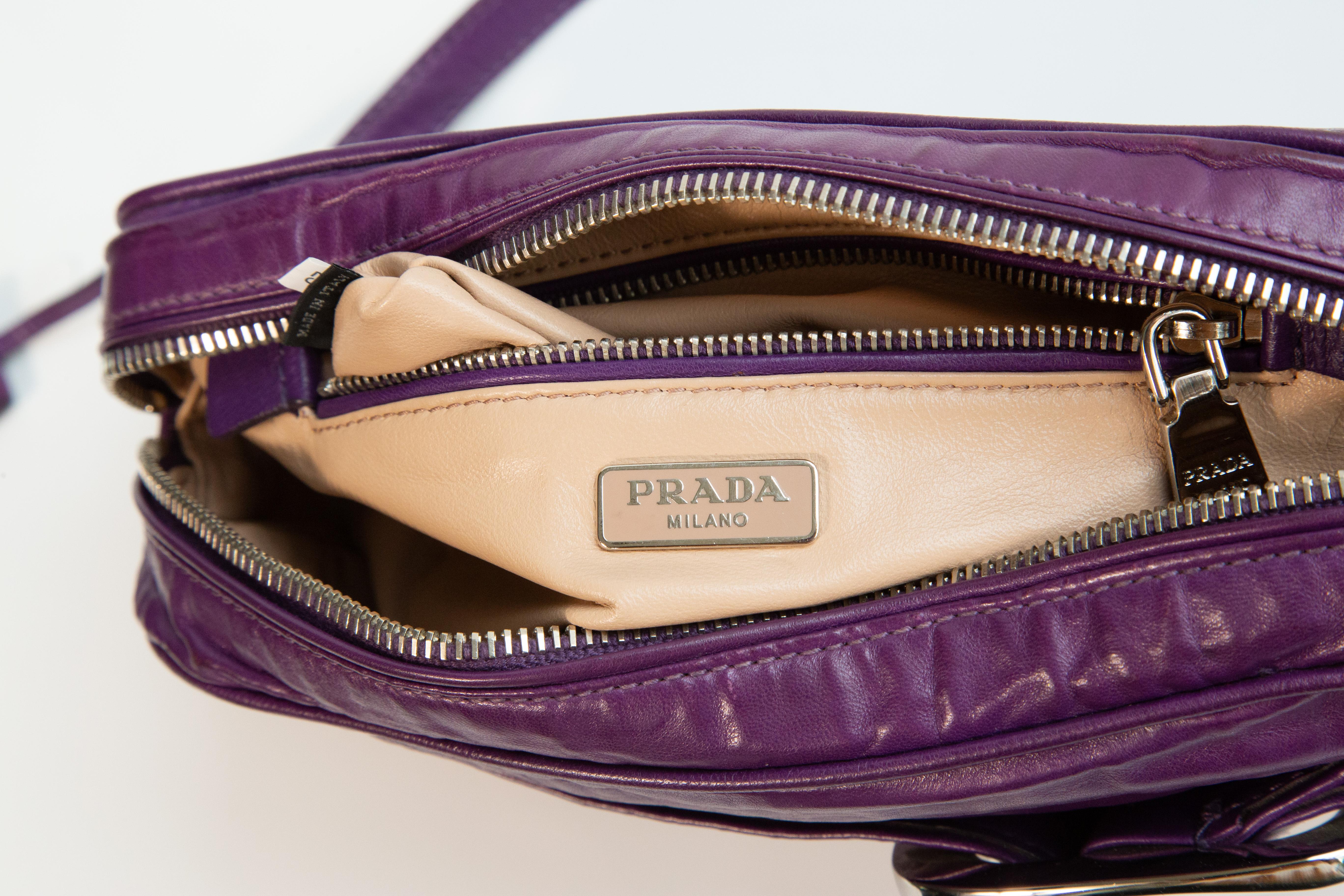 Borsa a tracolla in pelle viola di Prada degli anni 2000 Clutch in vendita 8