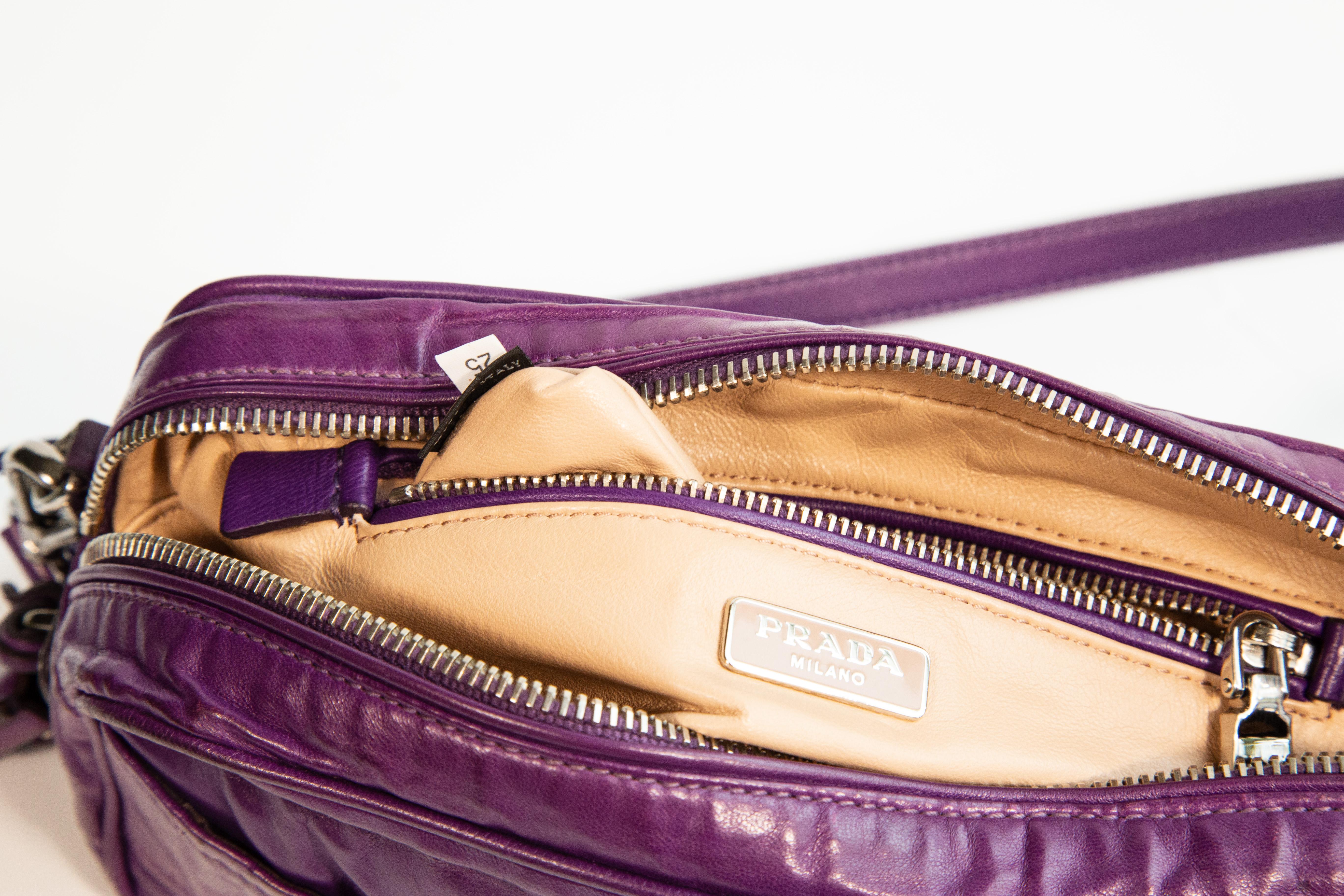 Borsa a tracolla in pelle viola di Prada degli anni 2000 Clutch in vendita 9