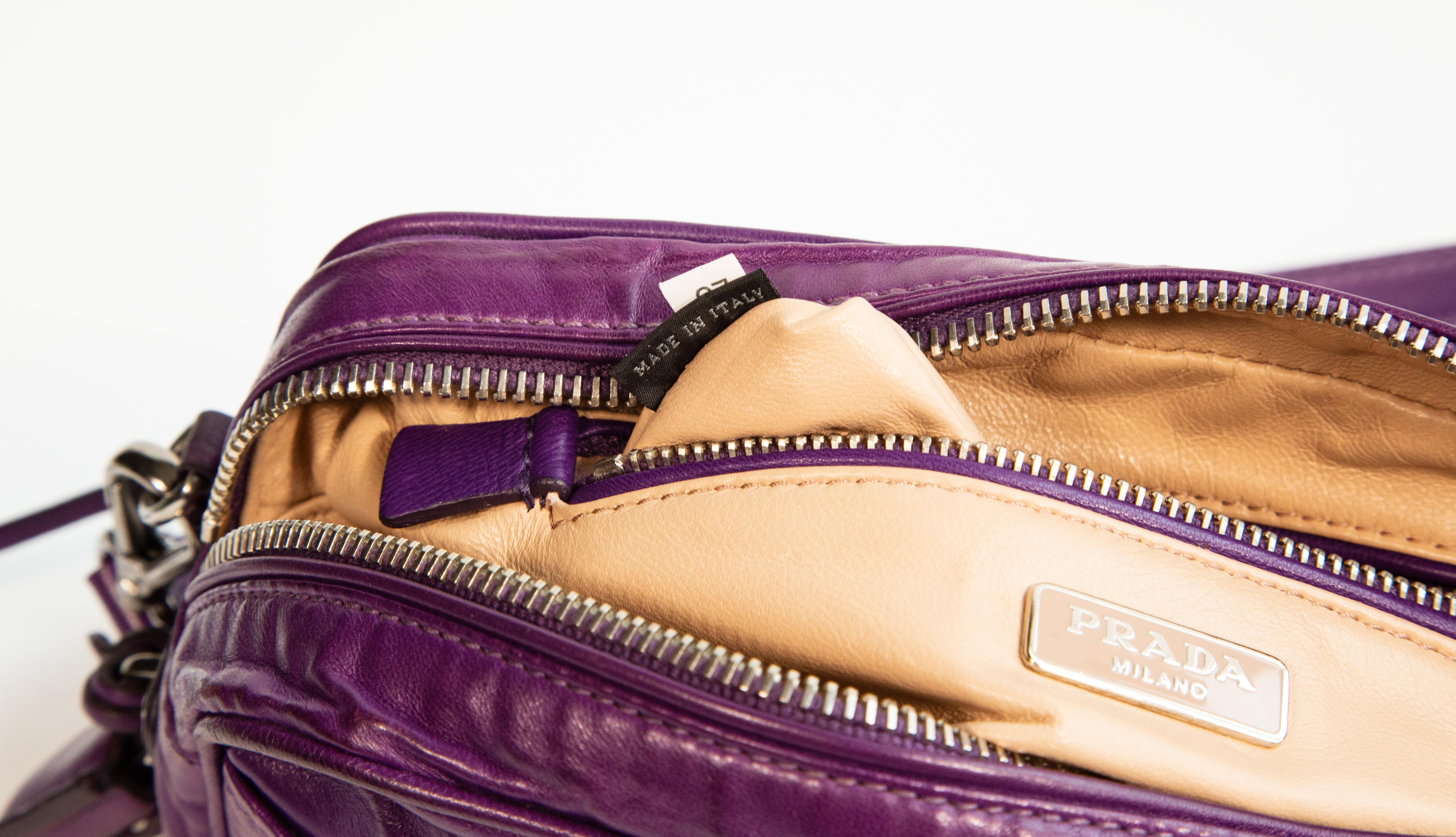 Borsa a tracolla in pelle viola di Prada degli anni 2000 Clutch in vendita 10