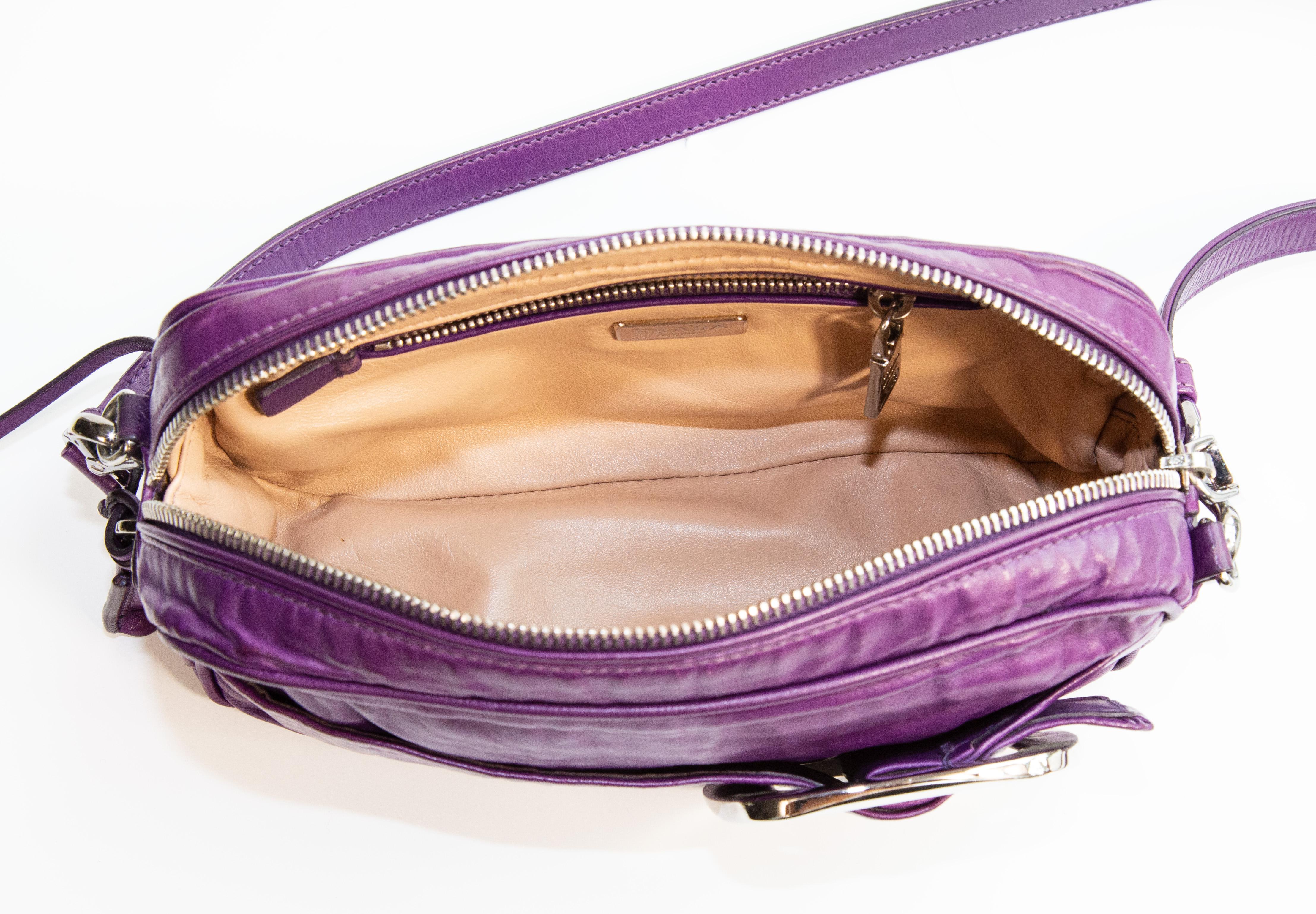 Borsa a tracolla in pelle viola di Prada degli anni 2000 Clutch in vendita 11