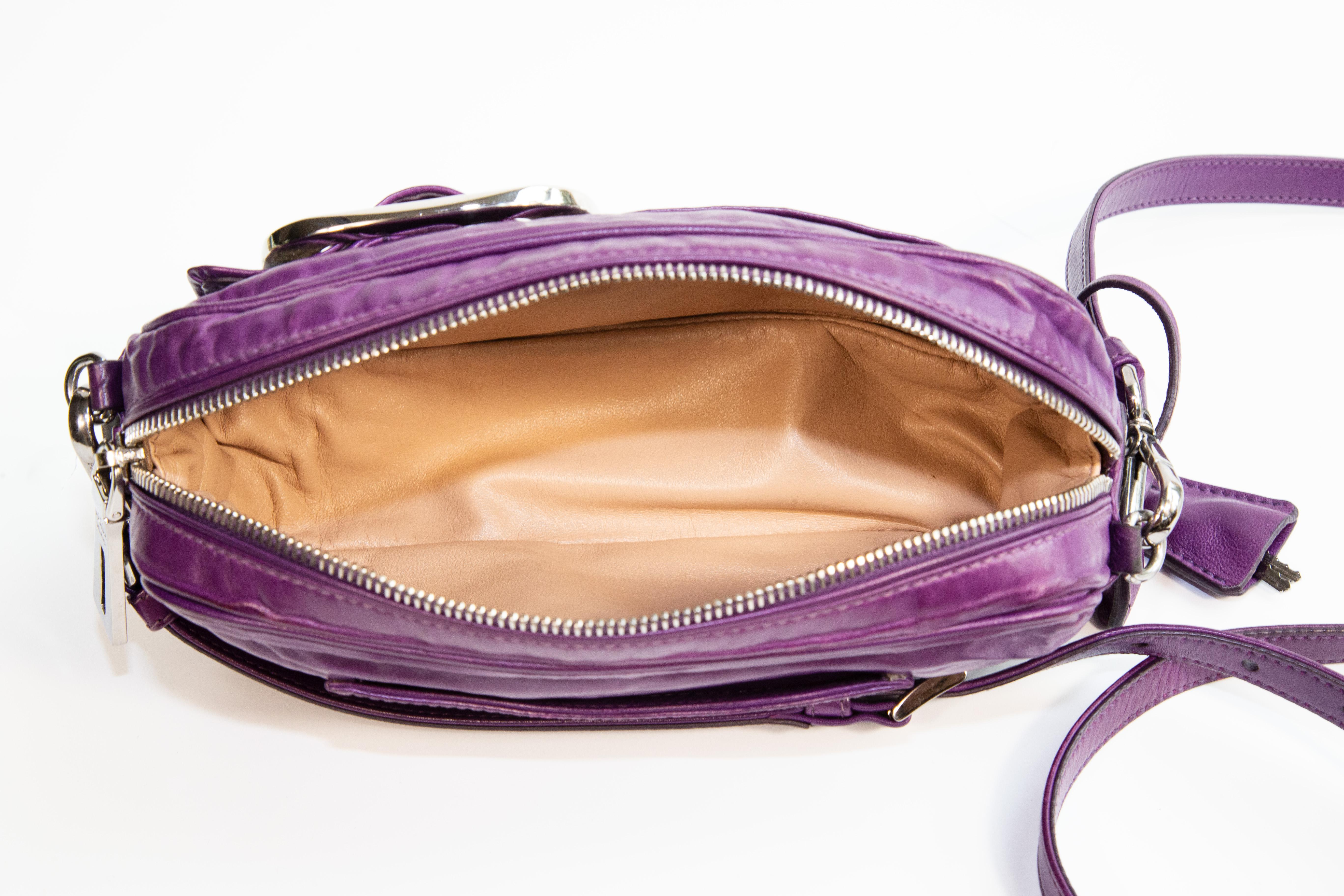 Borsa a tracolla in pelle viola di Prada degli anni 2000 Clutch in vendita 12