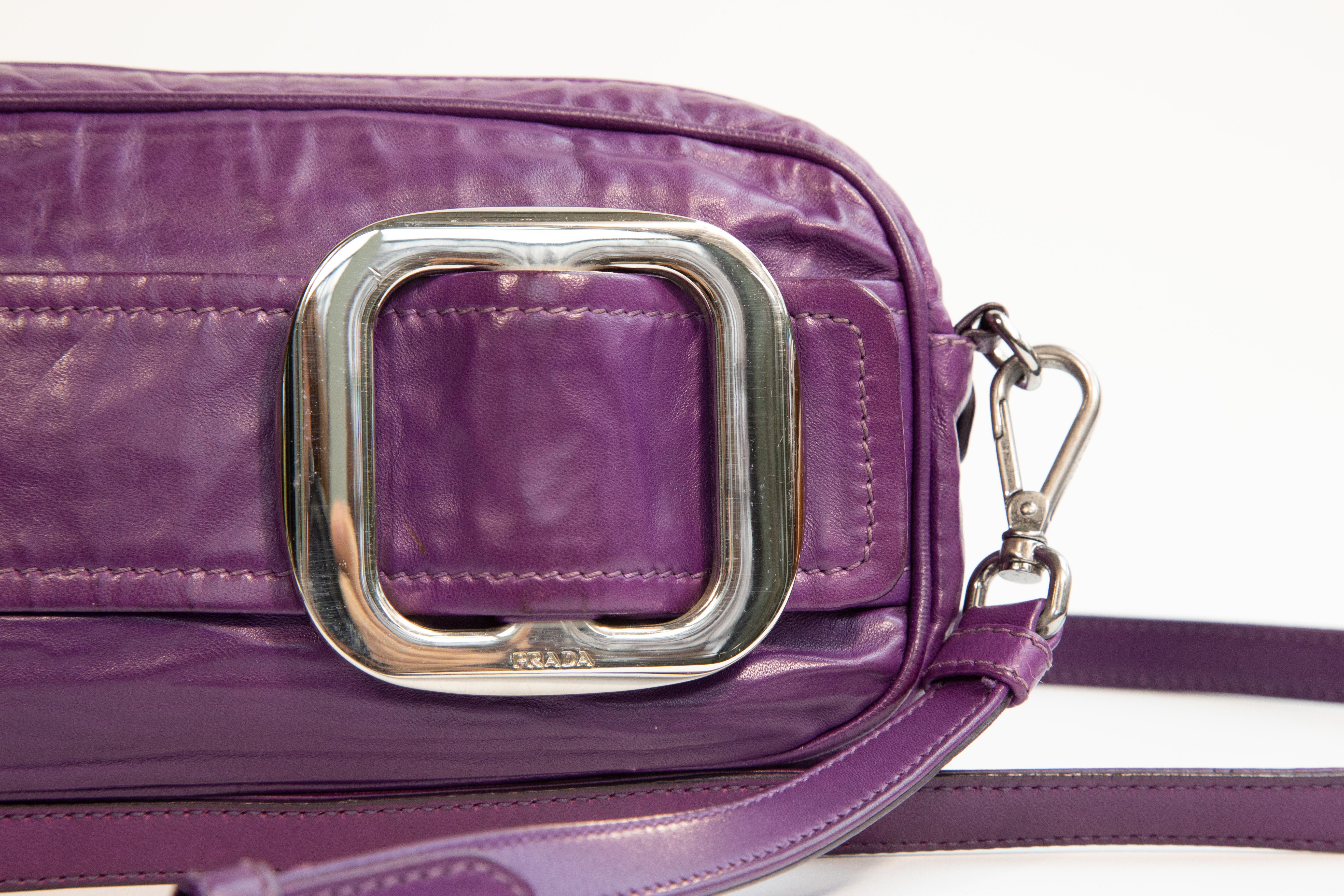 Grigio Borsa a tracolla in pelle viola di Prada degli anni 2000 Clutch in vendita