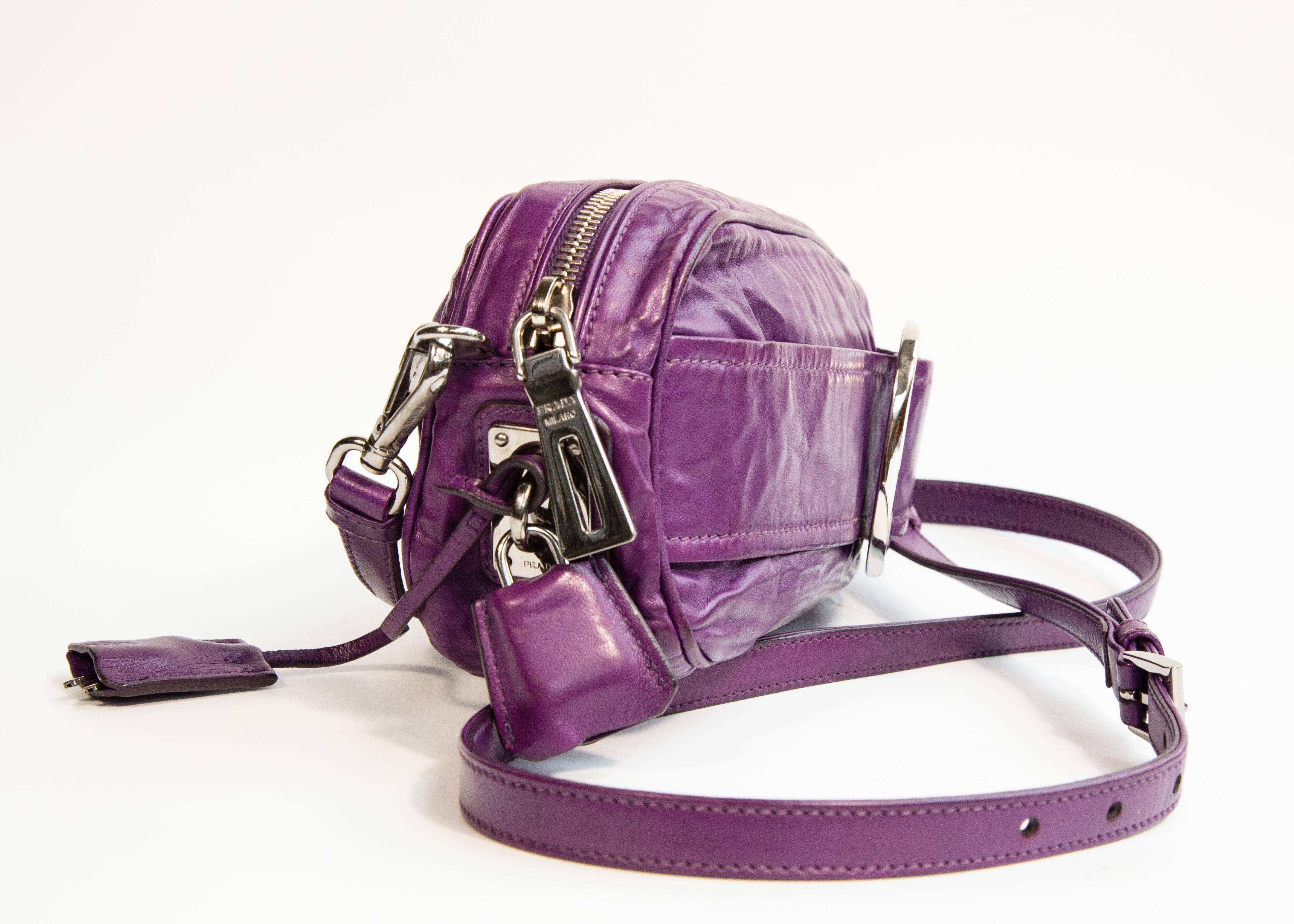 Borsa a tracolla in pelle viola di Prada degli anni 2000 Clutch In condizioni buone in vendita a Arnhem, NL