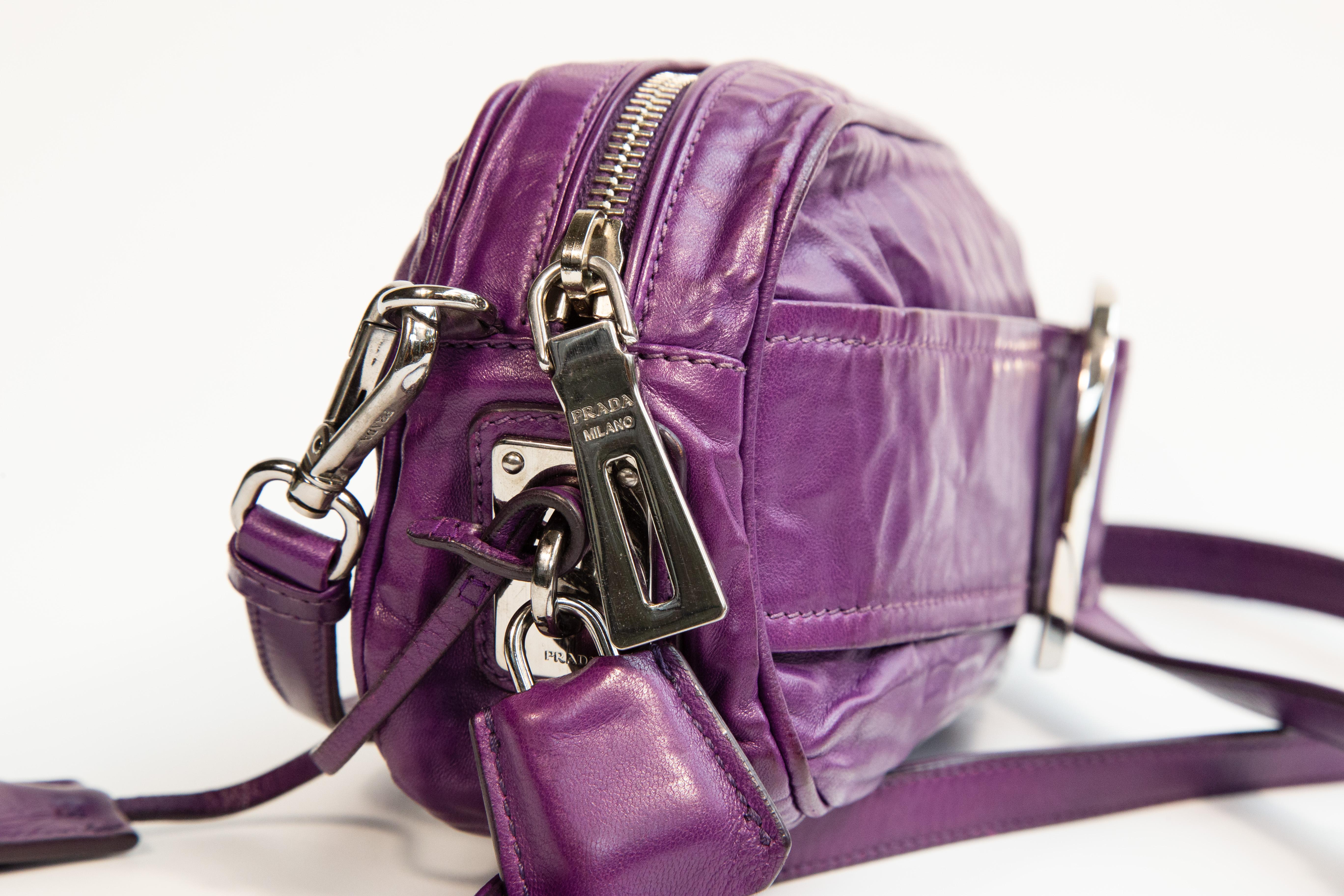 da uomo o donna Borsa a tracolla in pelle viola di Prada degli anni 2000 Clutch in vendita