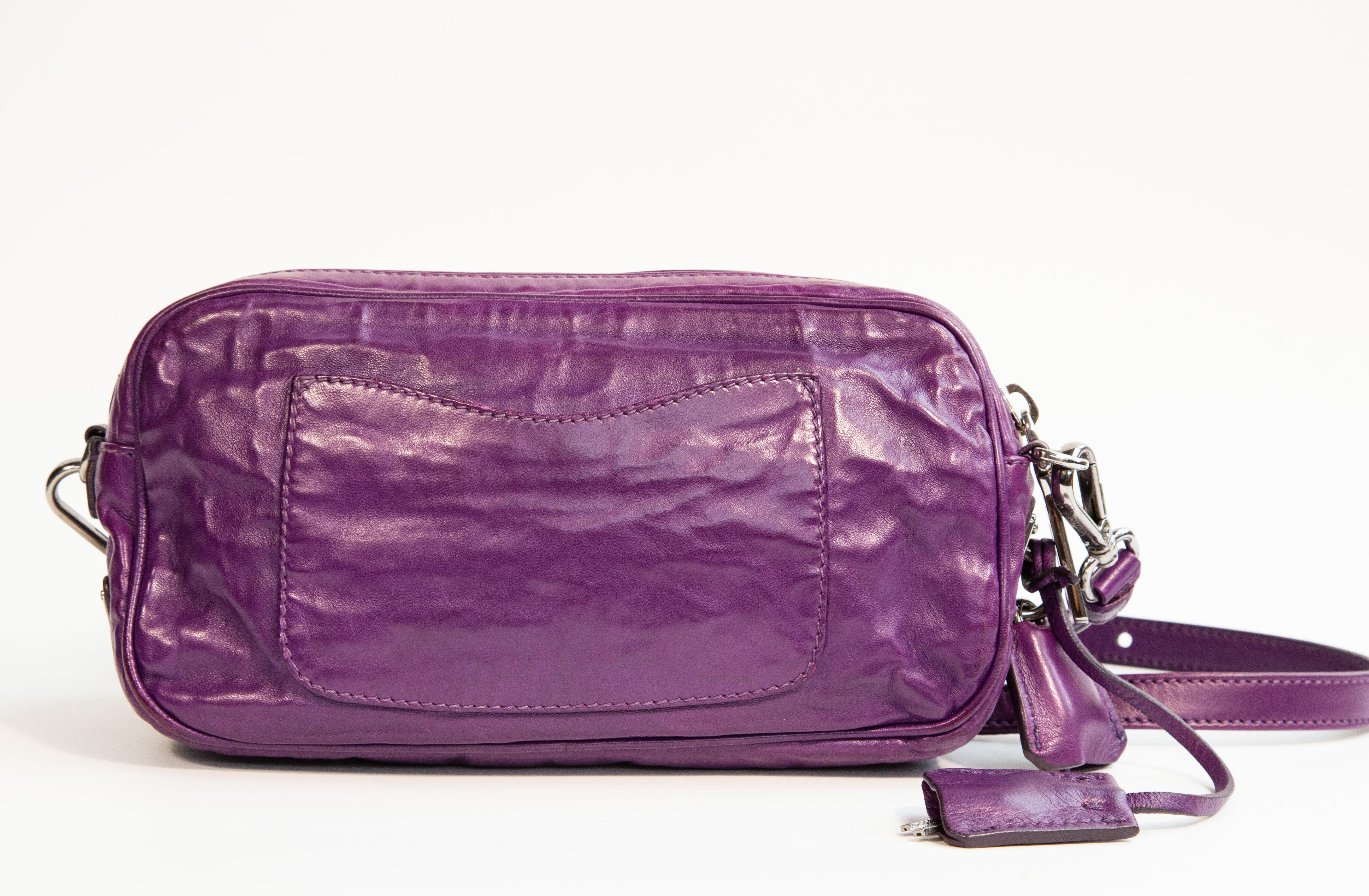 Borsa a tracolla in pelle viola di Prada degli anni 2000 Clutch in vendita 1