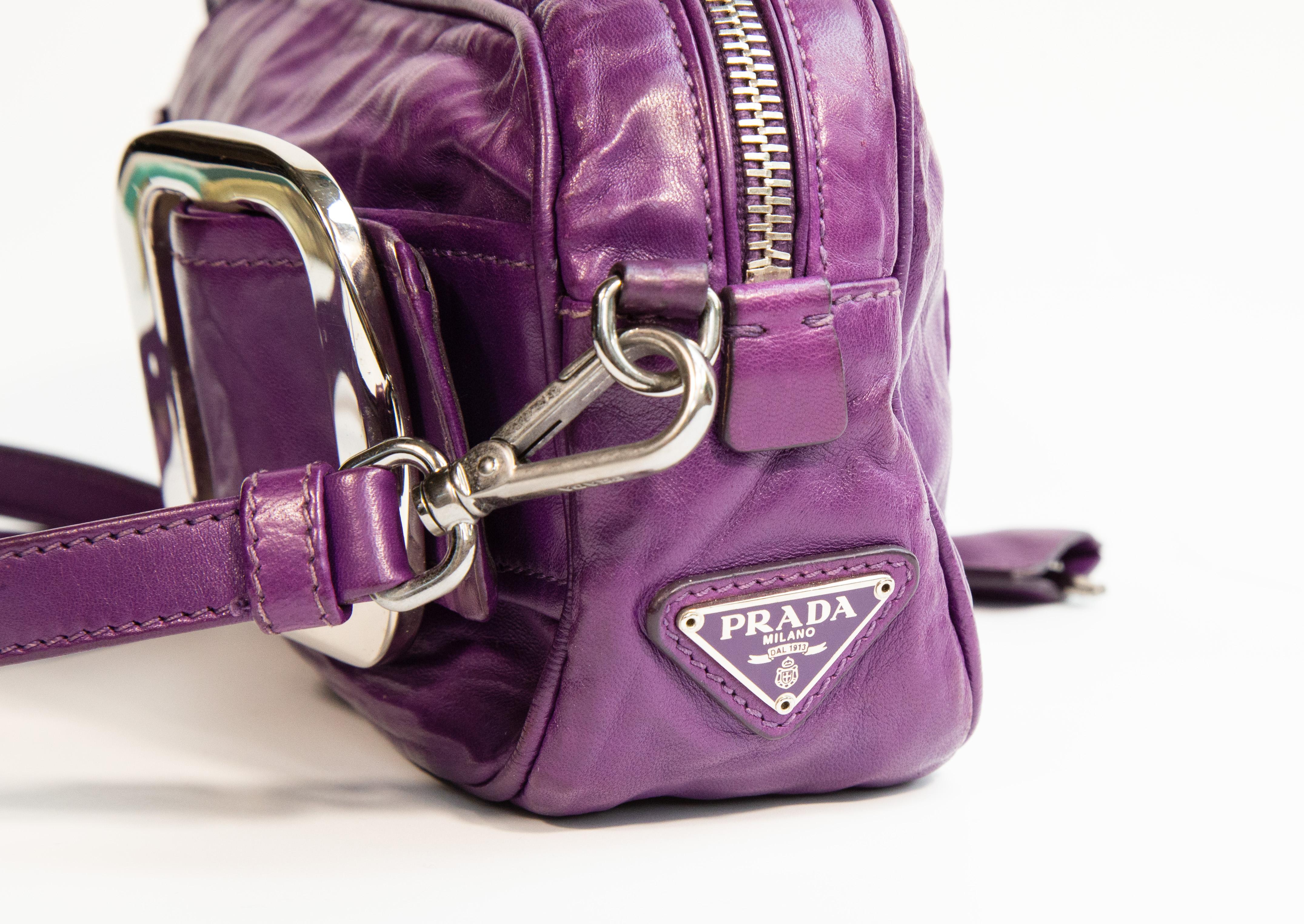 Borsa a tracolla in pelle viola di Prada degli anni 2000 Clutch in vendita 2