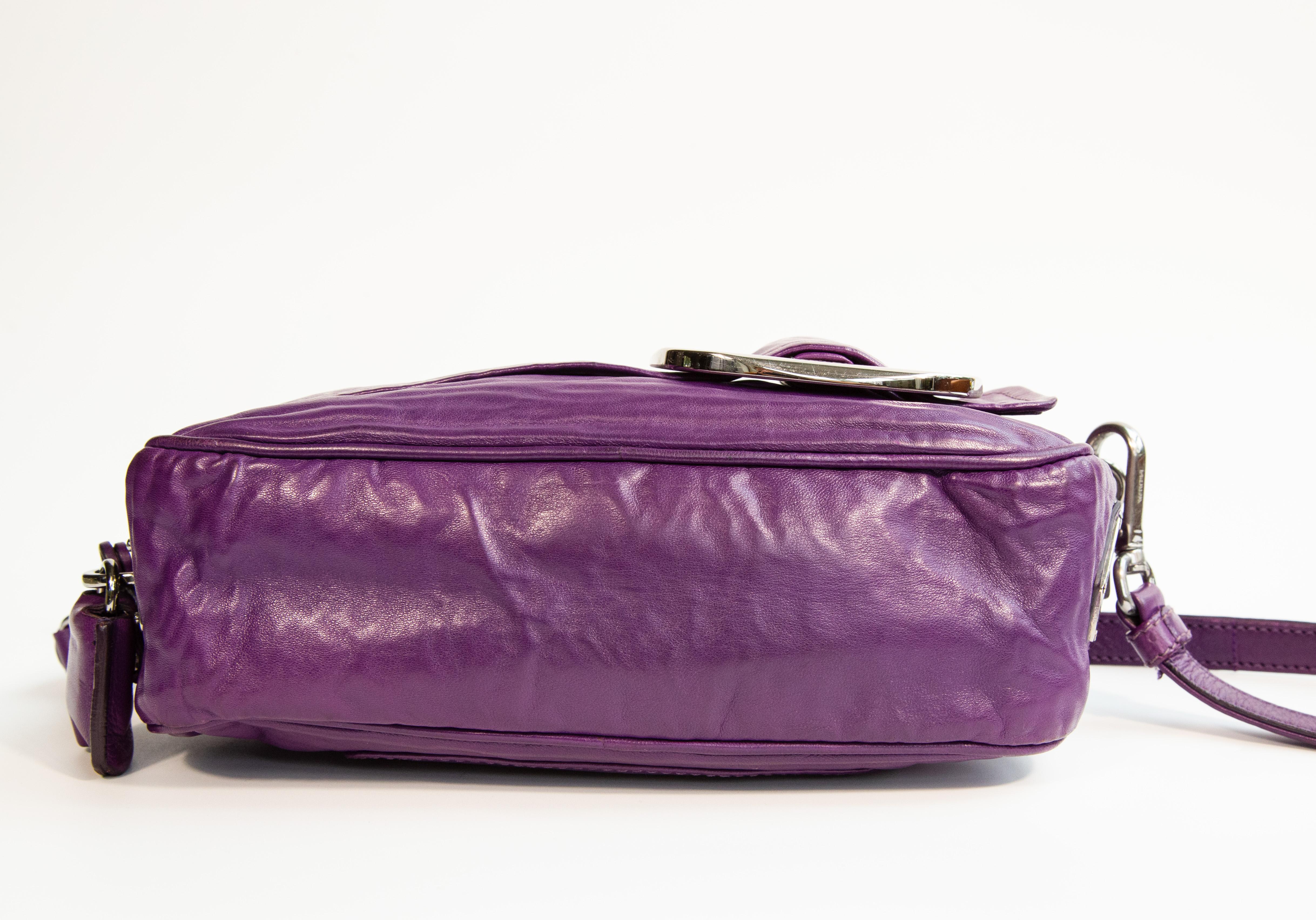 Borsa a tracolla in pelle viola di Prada degli anni 2000 Clutch in vendita 3