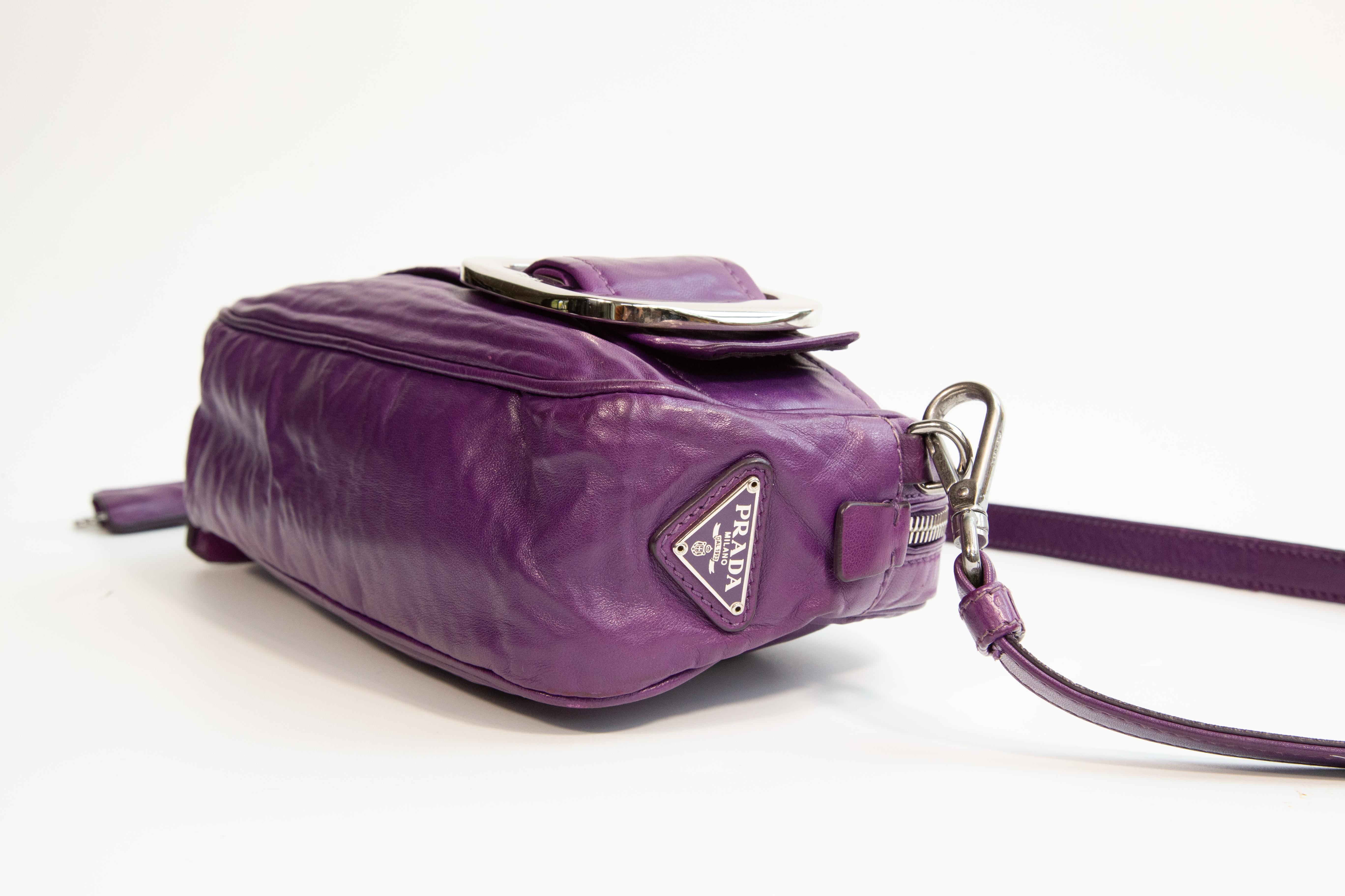 Borsa a tracolla in pelle viola di Prada degli anni 2000 Clutch in vendita 4