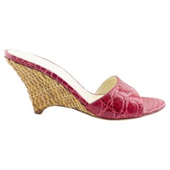 2000's Prada - Slides à semelles compensées en faux croc et osier rouge