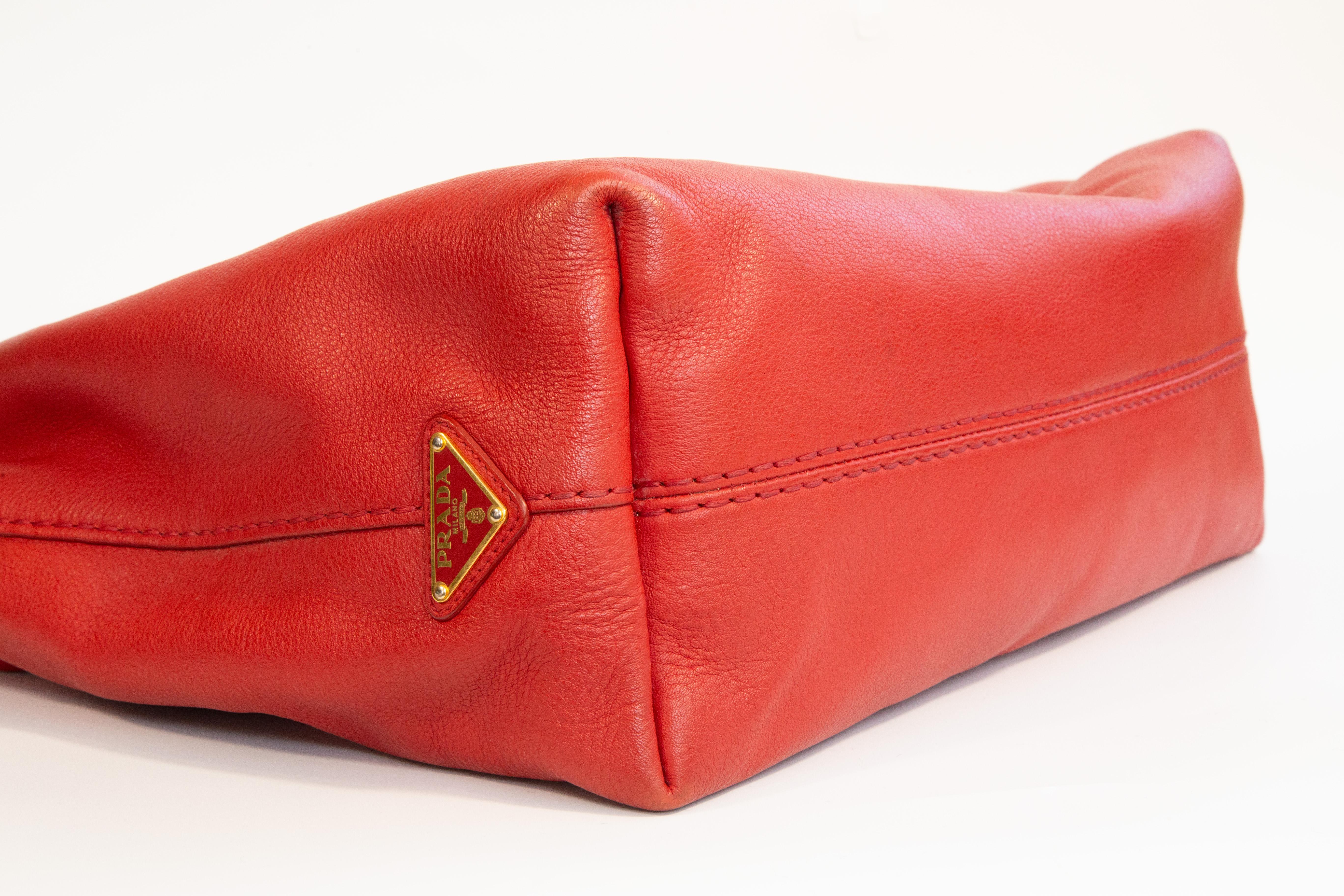 2000er Prada Rote Ledertasche 2-Wege-Tasche im Angebot 6