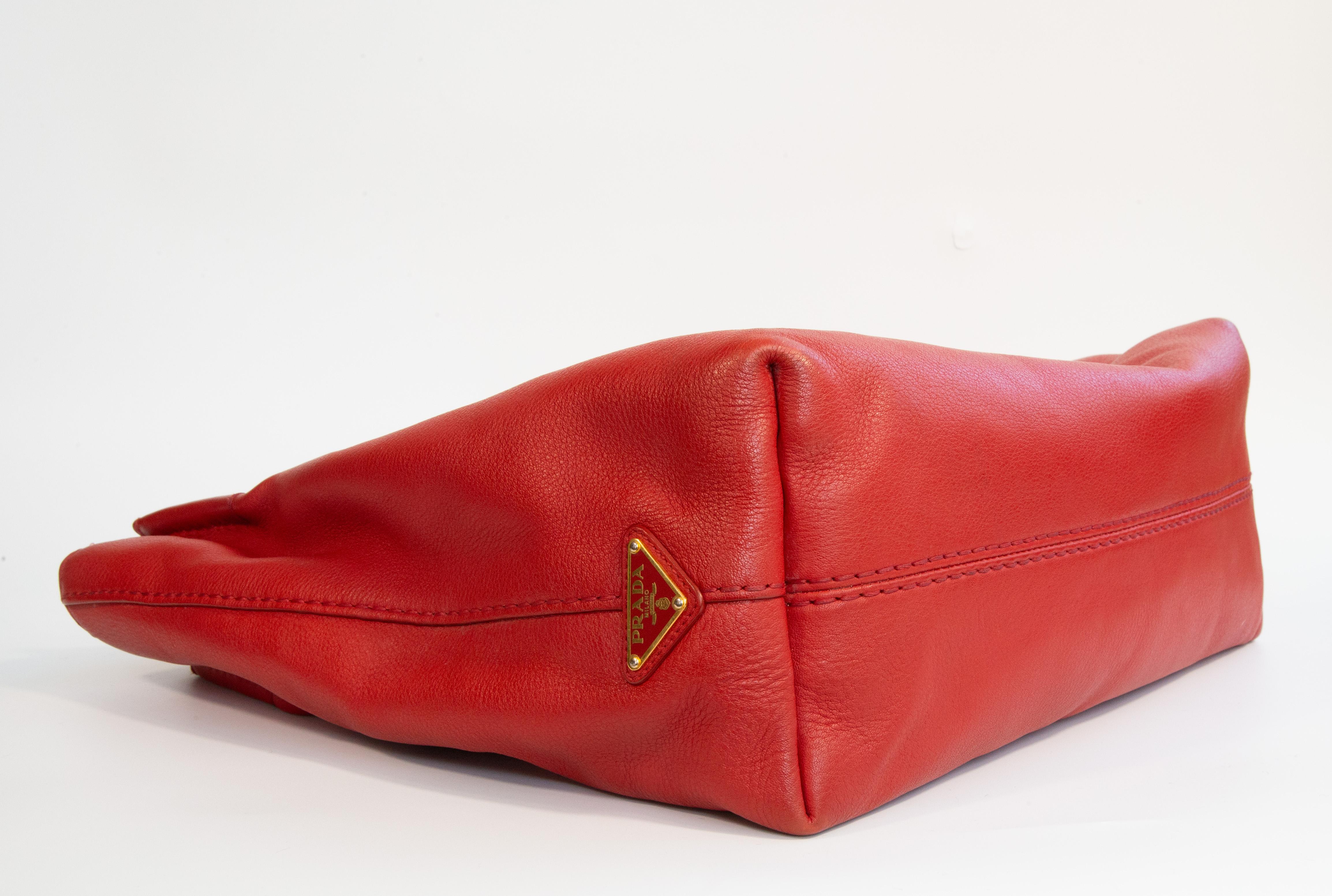 2000er Prada Rote Ledertasche 2-Wege-Tasche im Angebot 7