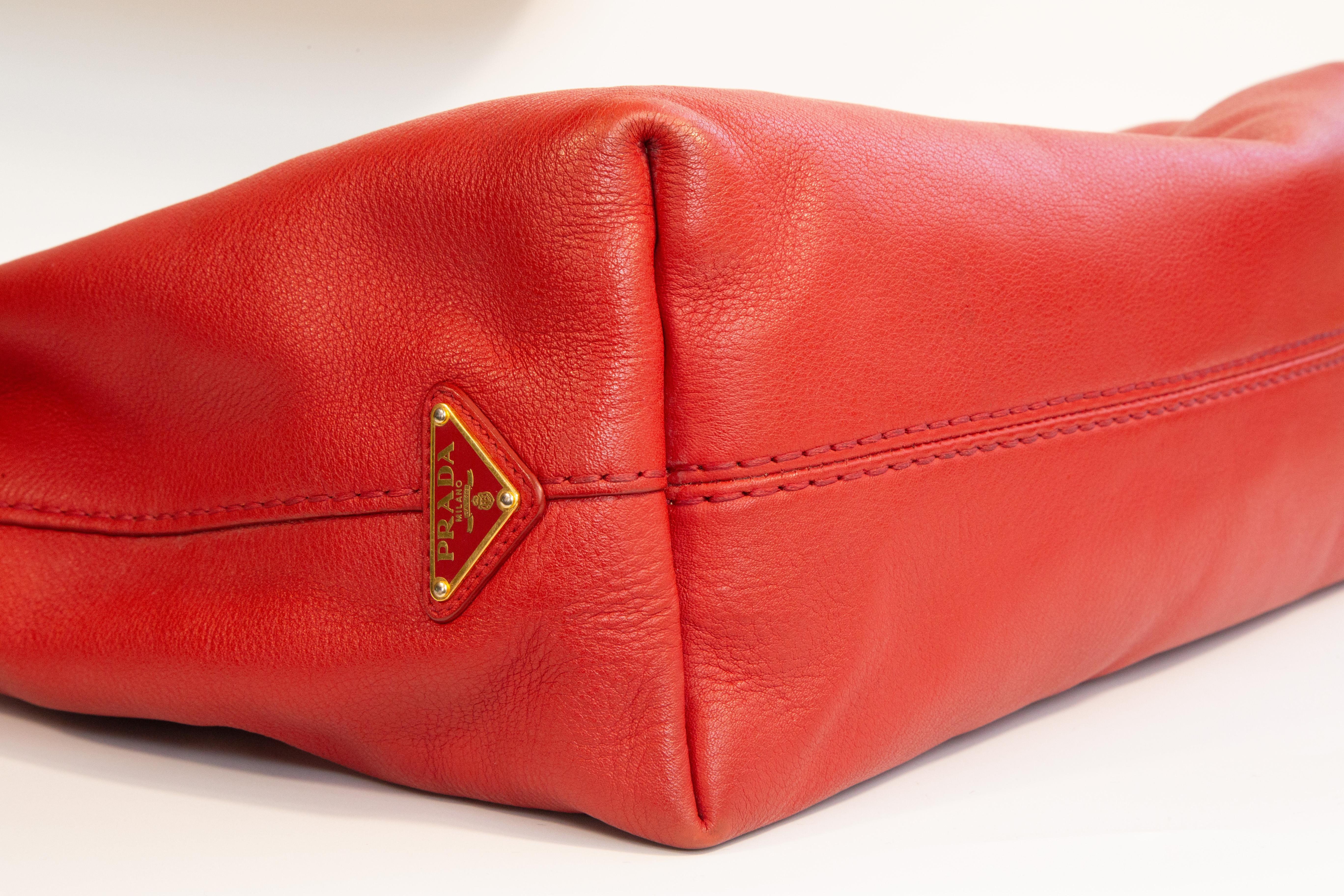 2000er Prada Rote Ledertasche 2-Wege-Tasche im Angebot 8