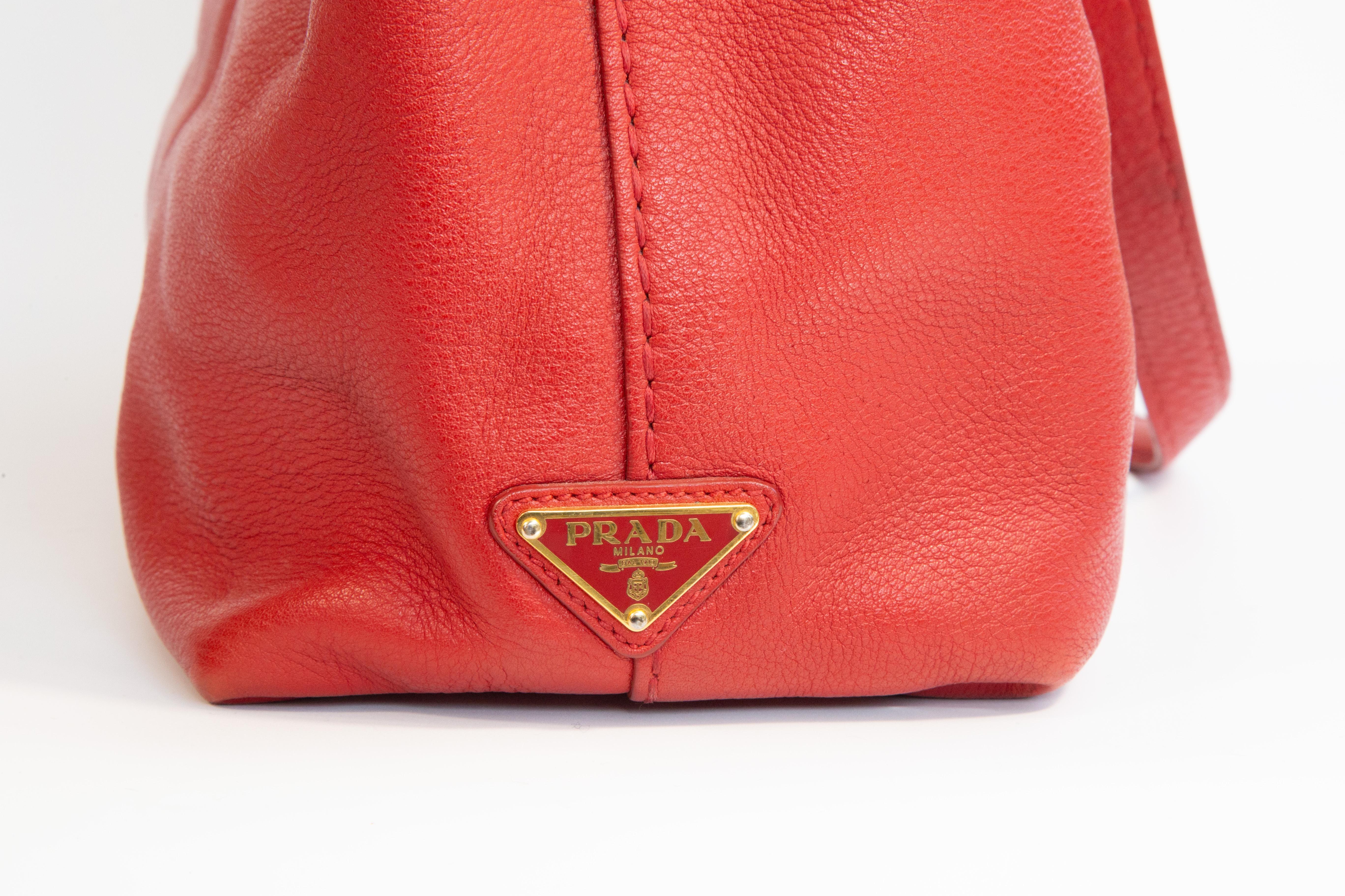 2000er Prada Rote Ledertasche 2-Wege-Tasche im Angebot 9