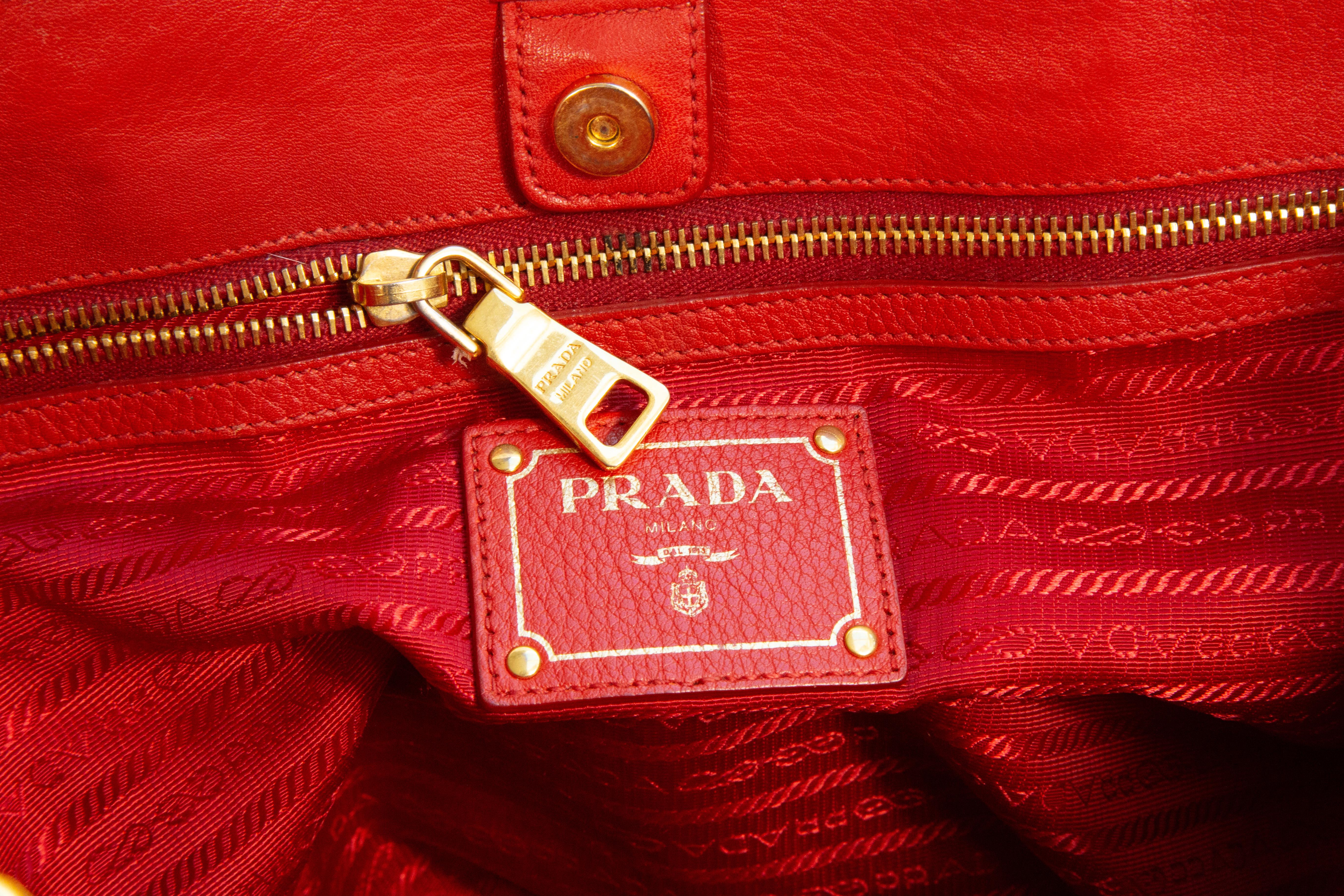 2000er Prada Rote Ledertasche 2-Wege-Tasche im Angebot 10
