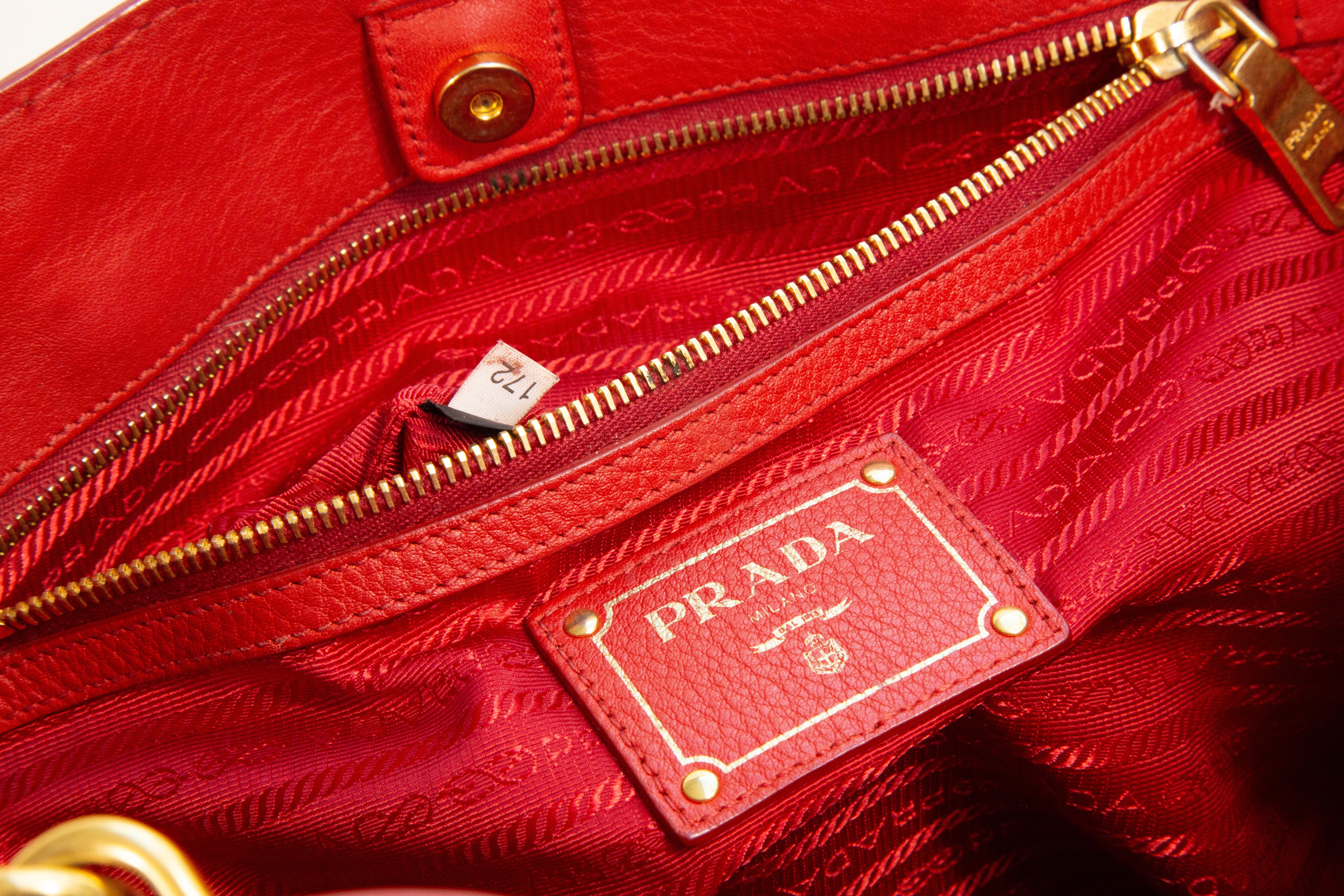 2000er Prada Rote Ledertasche 2-Wege-Tasche im Angebot 11