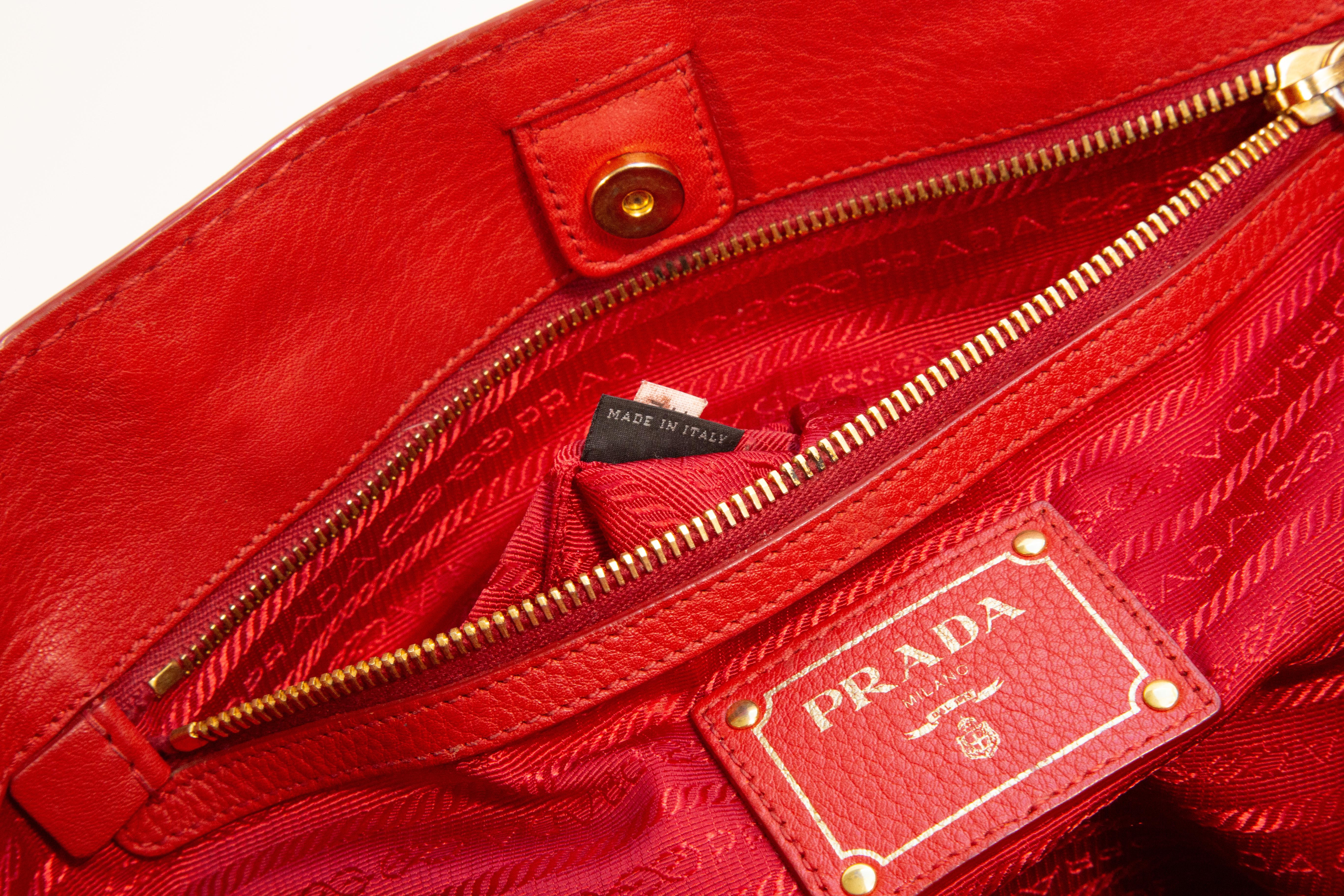 2000er Prada Rote Ledertasche 2-Wege-Tasche im Angebot 12