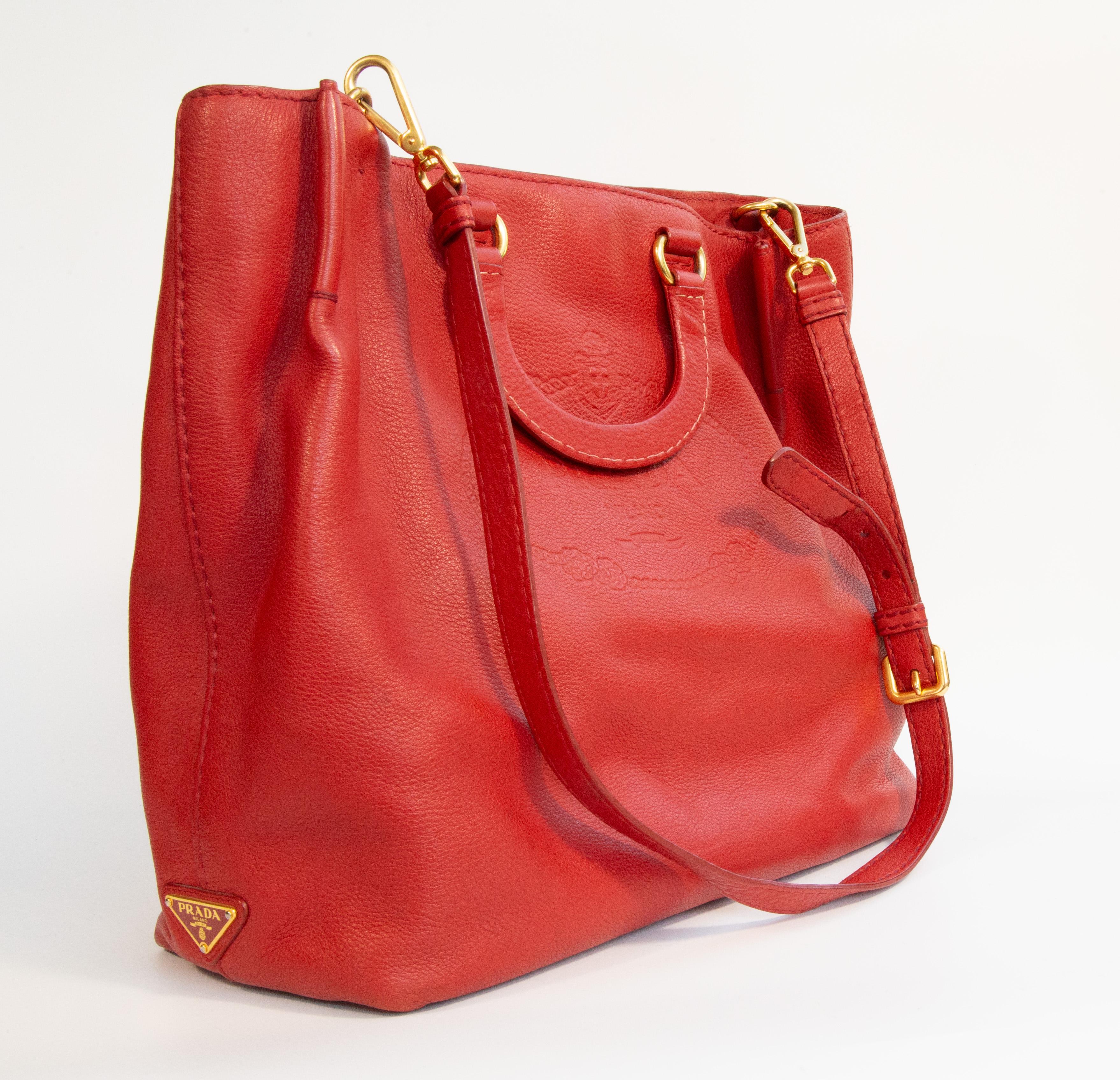 2000er Prada Rote Ledertasche 2-Wege-Tasche für Damen oder Herren im Angebot