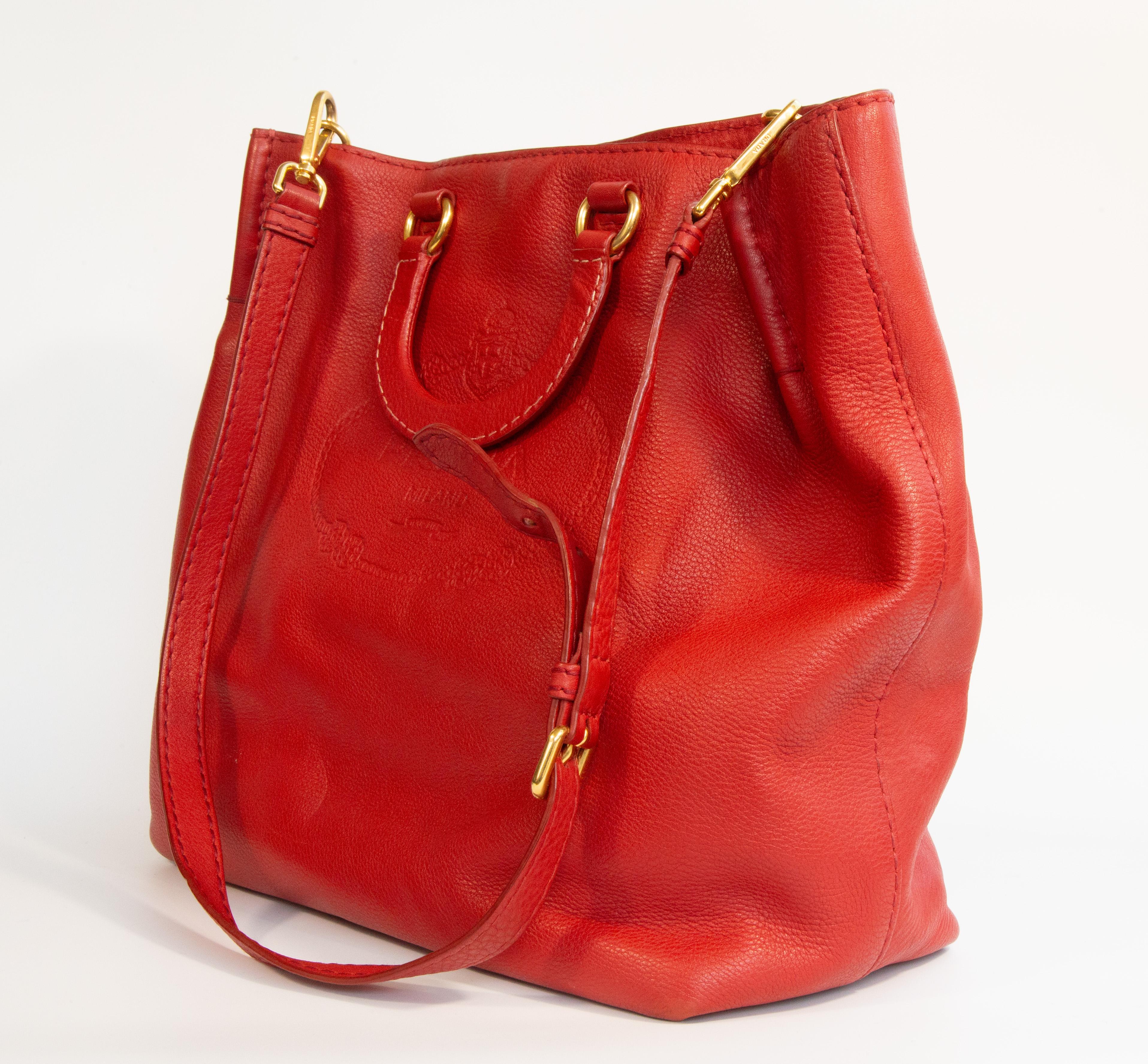 2000er Prada Rote Ledertasche 2-Wege-Tasche im Angebot 1