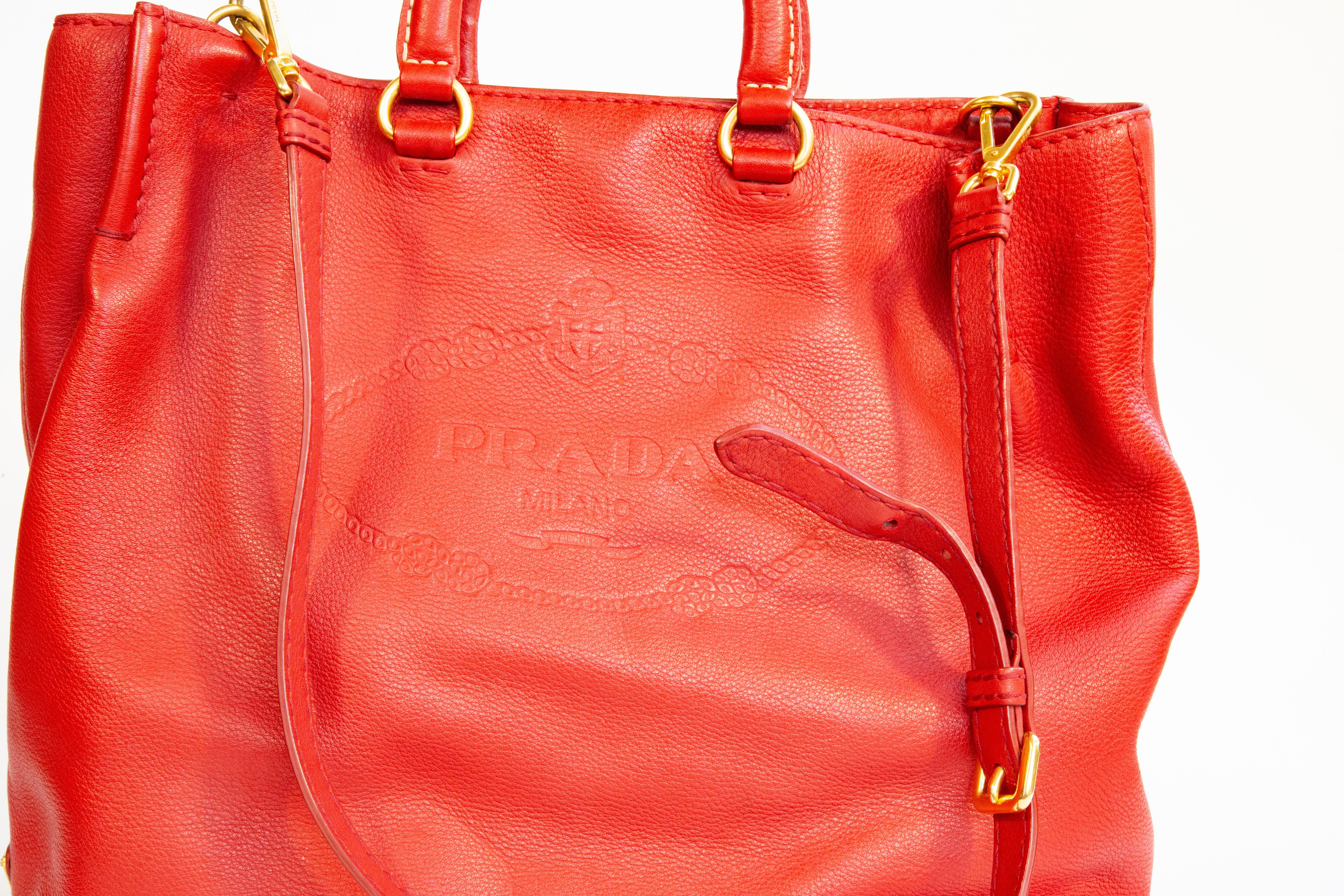 2000er Prada Rote Ledertasche 2-Wege-Tasche im Angebot 2
