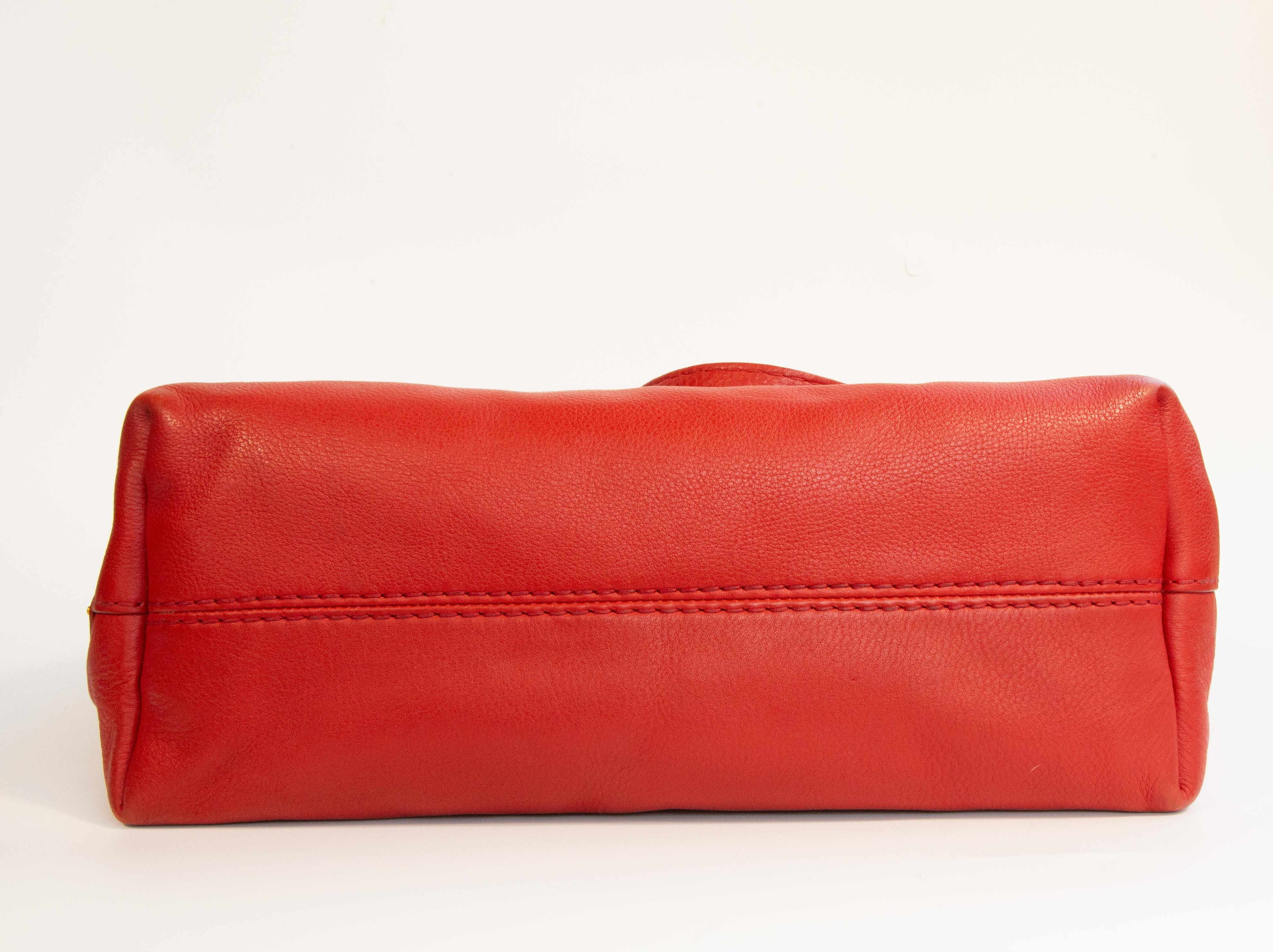 2000er Prada Rote Ledertasche 2-Wege-Tasche im Angebot 3