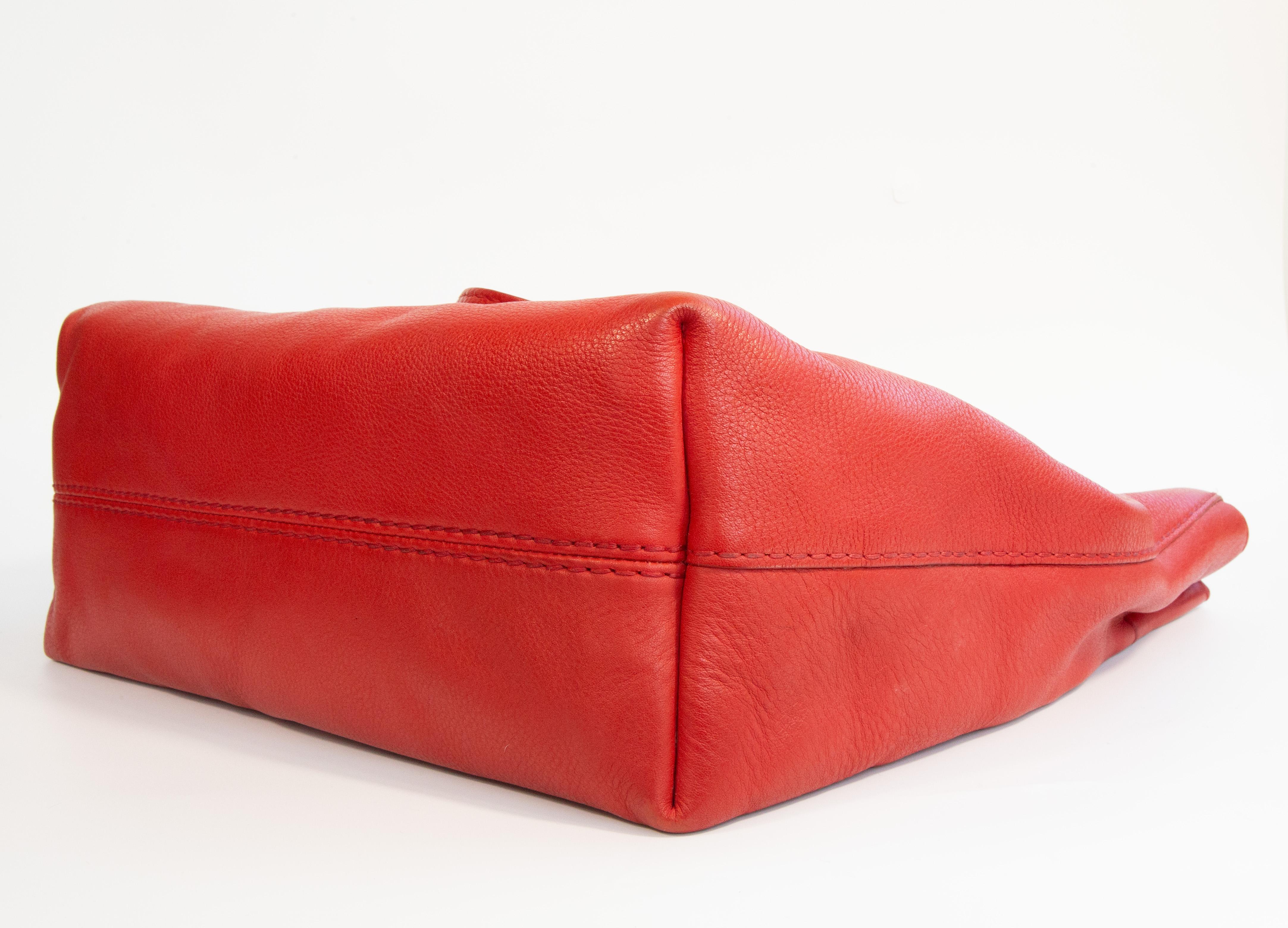 2000er Prada Rote Ledertasche 2-Wege-Tasche im Angebot 4