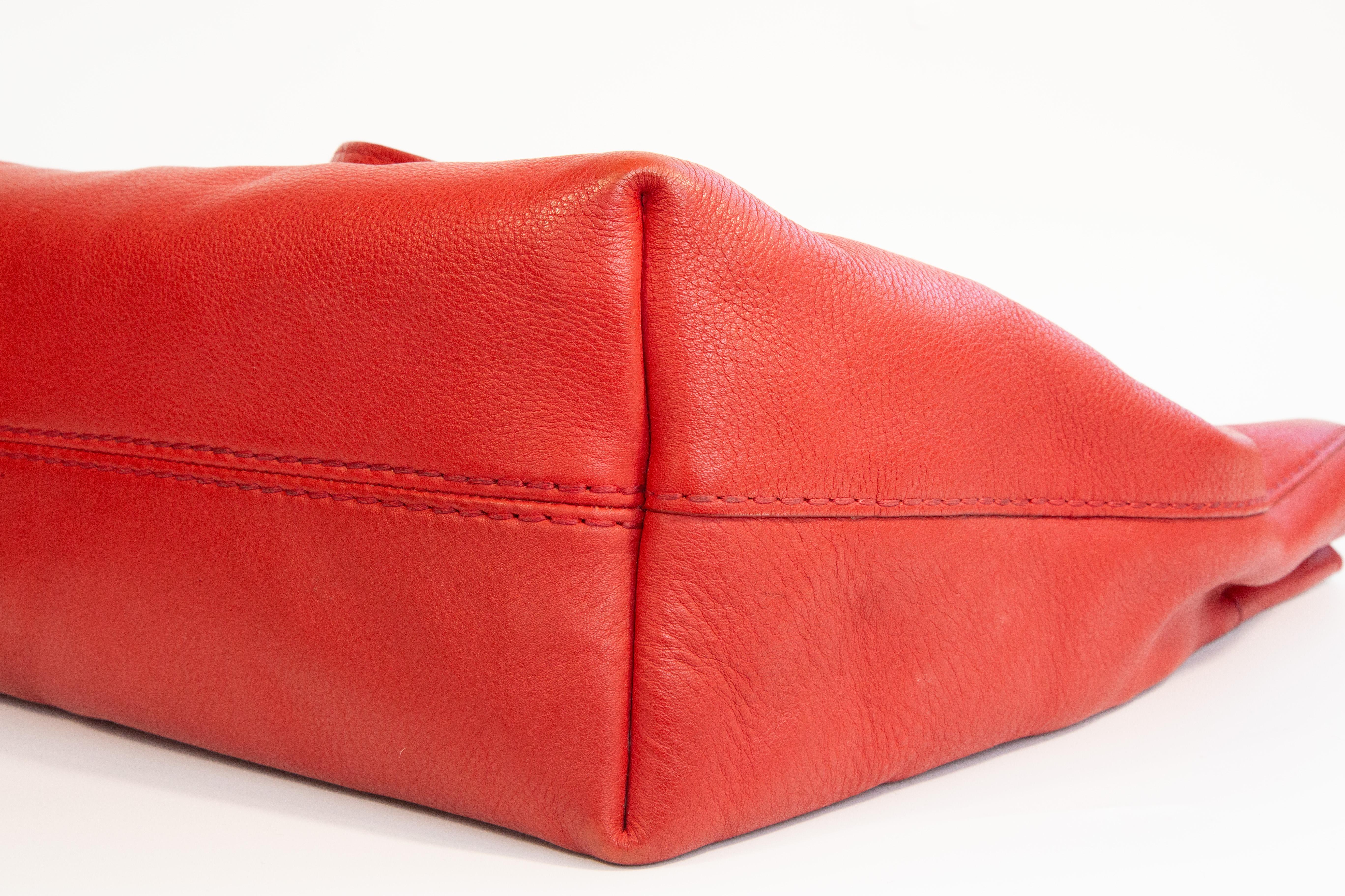 2000er Prada Rote Ledertasche 2-Wege-Tasche im Angebot 5