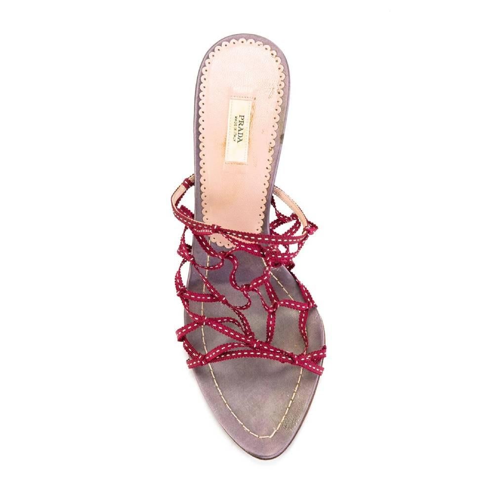 2000s Prada sandals with burgundy cotton lace detail In Good Condition For Sale In Lugo (RA), IT