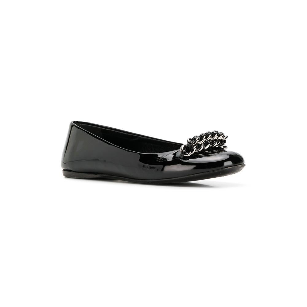 Prada round toe ballet flats in shiny black leather with silver metal chain and braided black leather.

The item shows slight signs of wear, as in the picture.
Years: 2000s

Made in Italy

Size: 36 EU

Length insole: 23 cm

