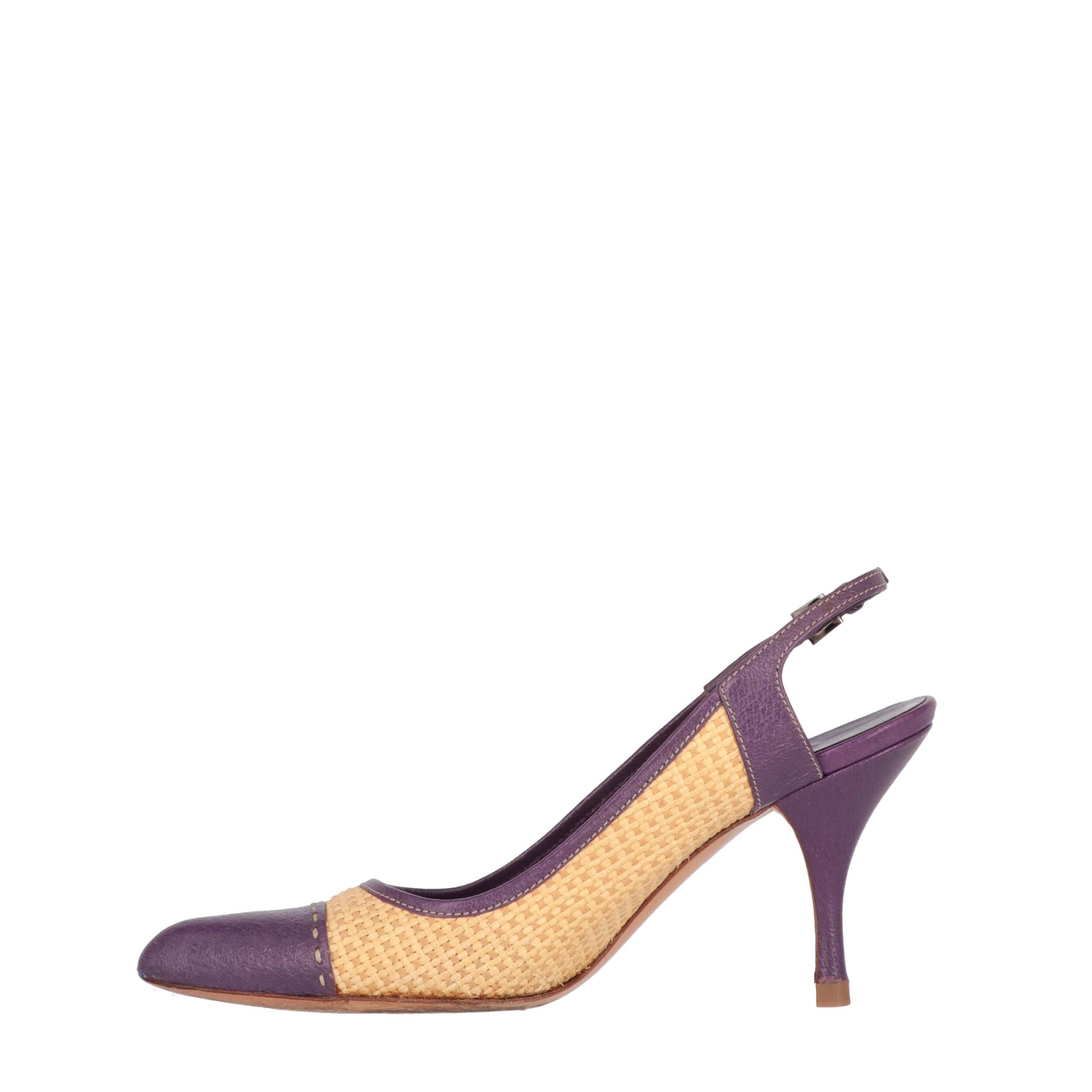 Prada raffia with purple leather inserts open on the back shoes. Purple leather logoed insole and medium heel.

The product has slight traces of use as shown in the pictures.

Years: 2000s

Made in Italy

Size: 37 EU

Heels: 9 cm
Insole length: 24,5