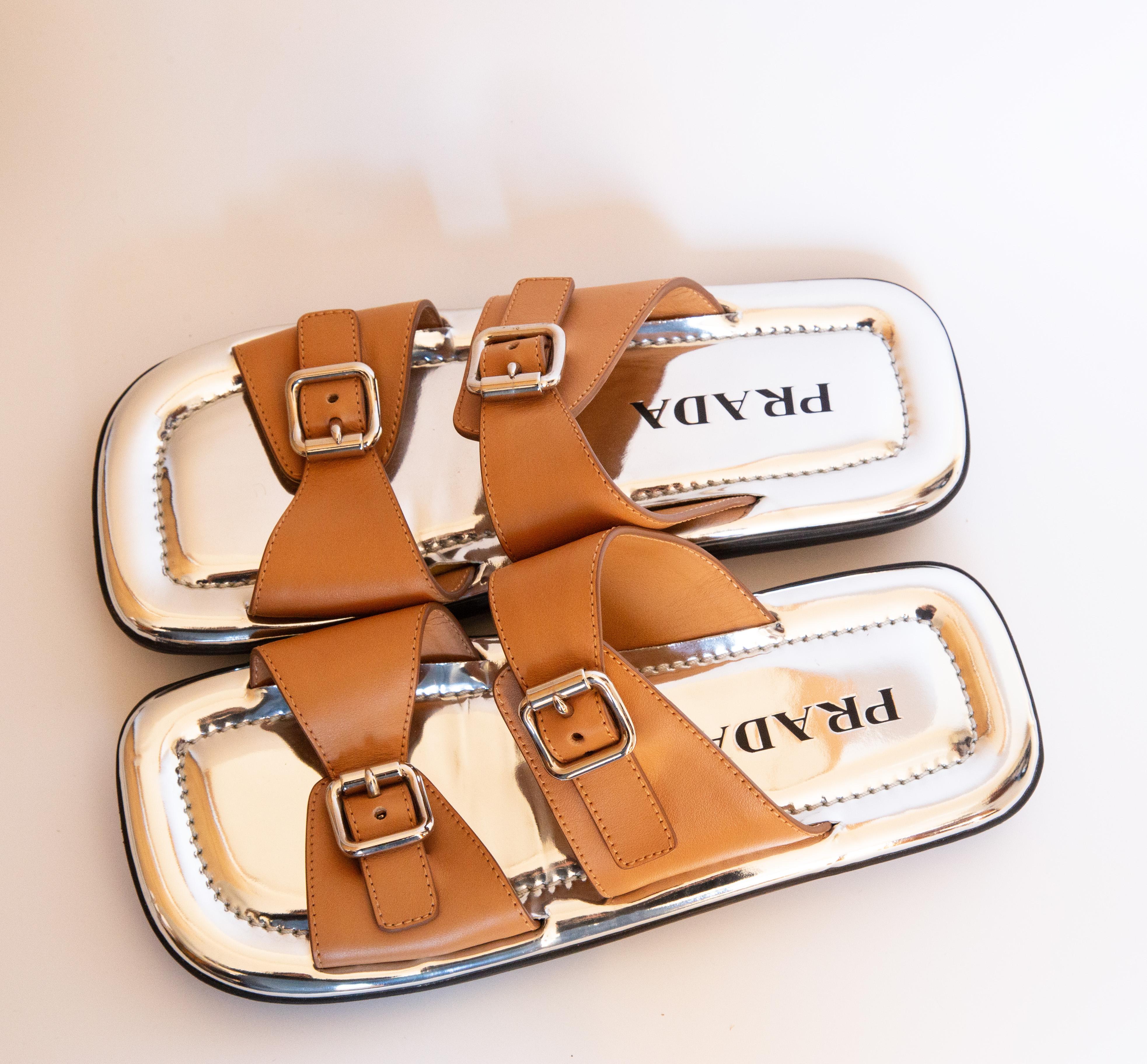 2000s Prada Sandalias de piel tostada y plateada Beige en venta