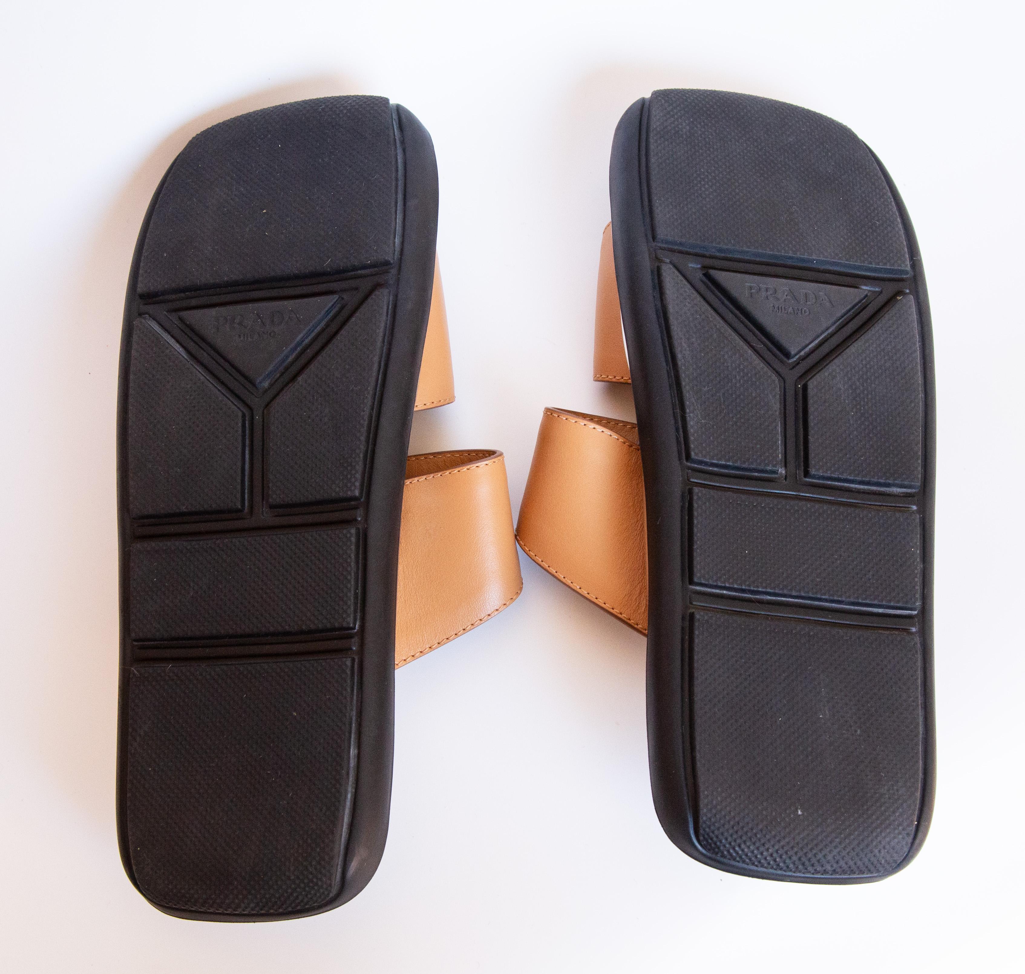 2000s Prada Sandalias de piel tostada y plateada en venta 3