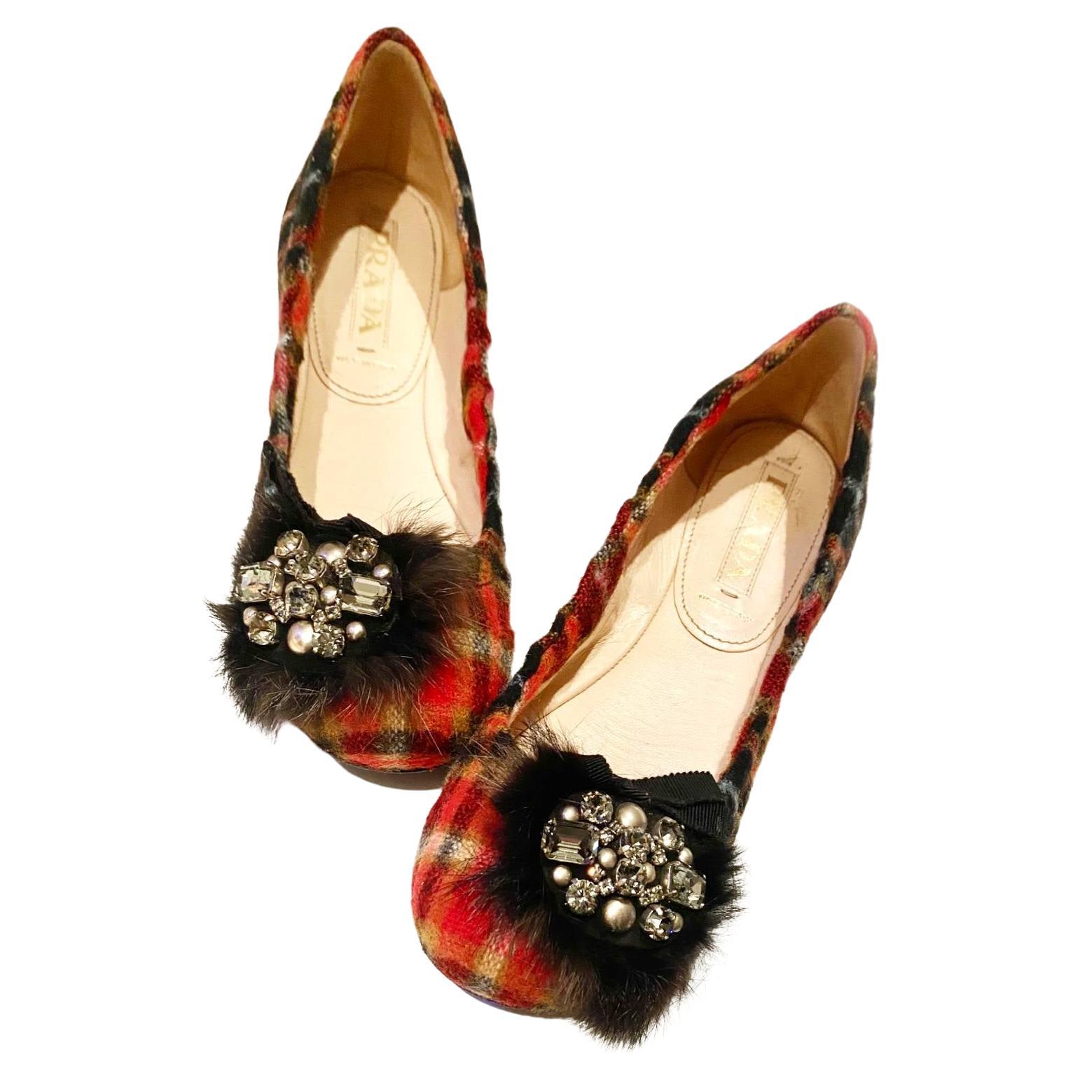 Prada Tartan Ballerinas aus Wolle, schöne runde Schleife mit Strasssteinen und Federn verziert, Innensohle aus hellrosa Leder, 100% Wolle

 Größe: 37 Italienisch - 4 UK - FR 38 - US 7

Zustand: 2000er Jahre, wie neu 