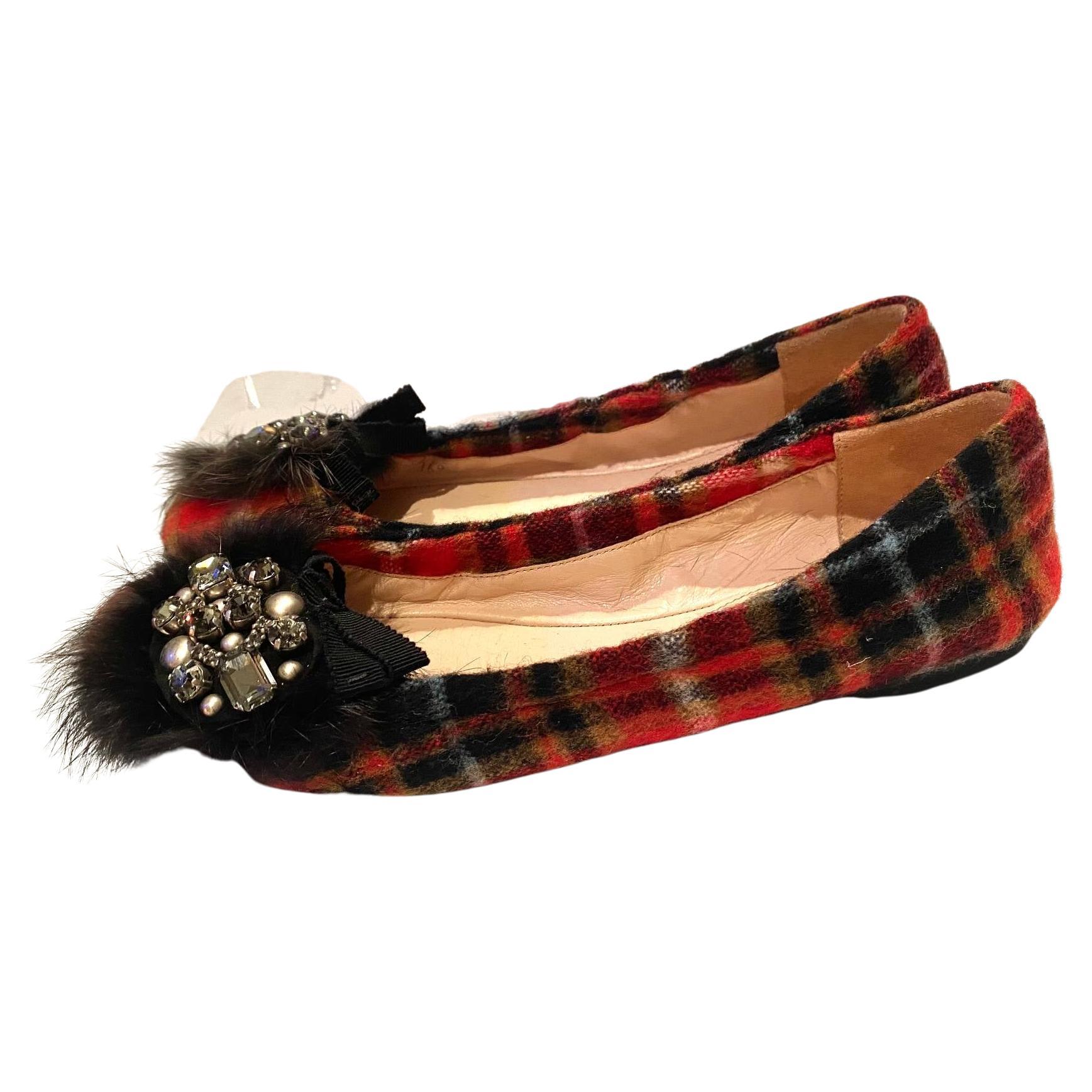 2000er Prada Tartan-Ballerina-Flats aus Wolle mit Juwelen und Federn (Beige) im Angebot