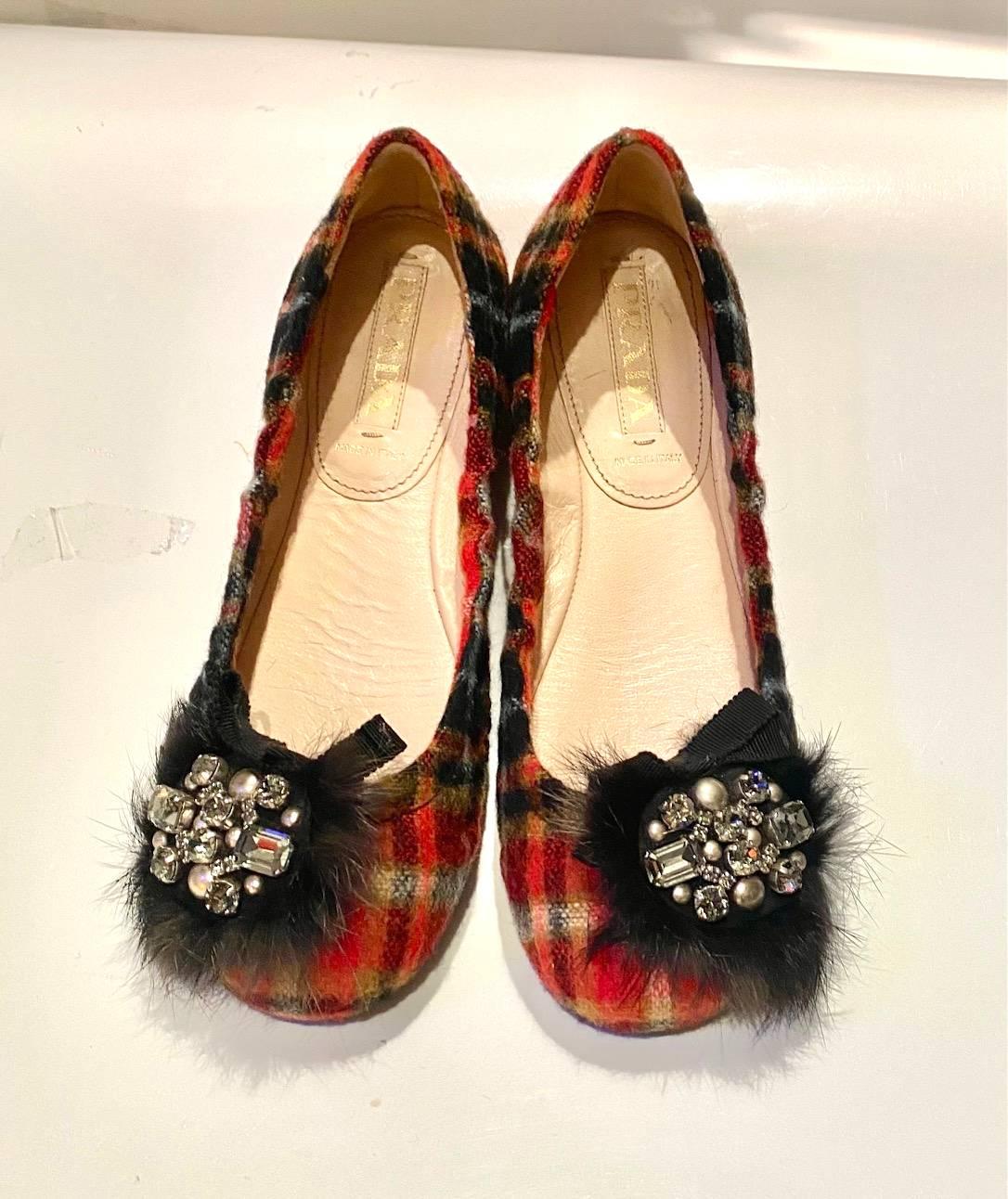 Prada Tartan Ballerinas aus Wolle, schöne runde Schleife mit Strasssteinen und Federn verziert, Innensohle aus hellrosa Leder, 100% Wolle

 Größe: 37 Italienisch - 4 UK - FR 38 - US 7

Zustand: 2000er Jahre, wie neu 