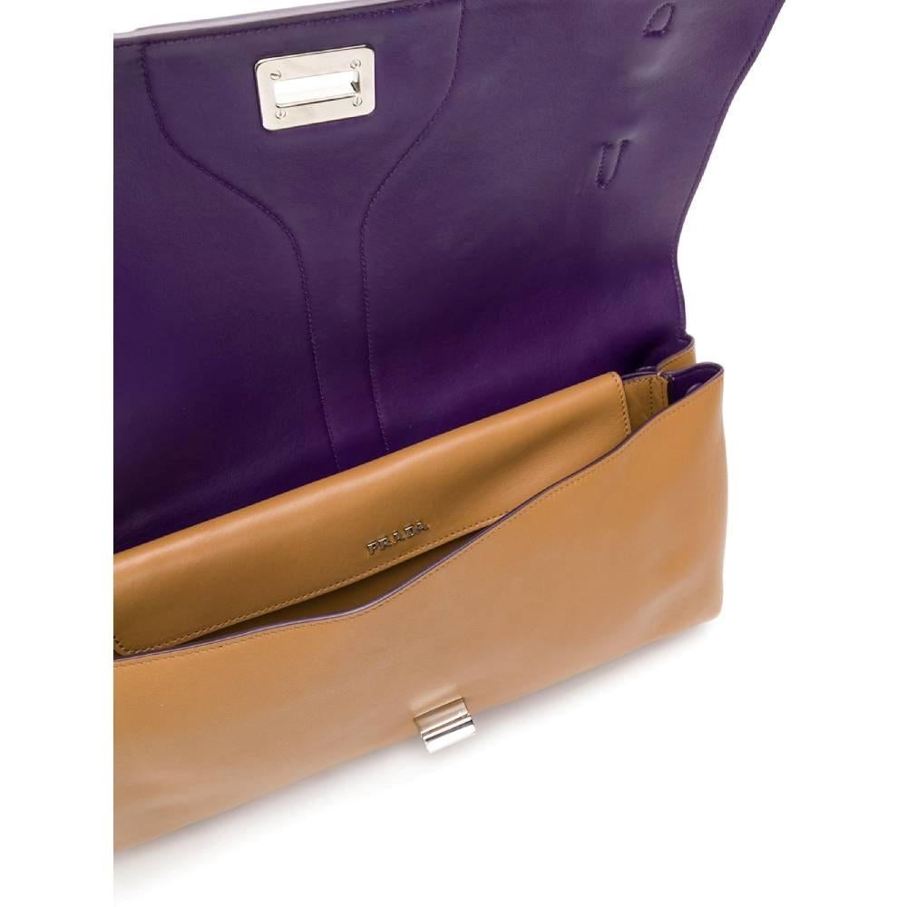 Women's or Men's 2000s Prada Vintage beige leather shoulder bag with purple contrasting details For Sale