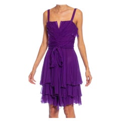 Robe de cocktail plissée et drapée en soie violette des années 2000