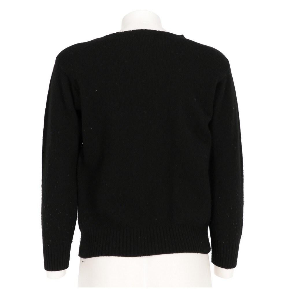 Ralph Lauren black wool sweater. Ribbed crew neck, cuffs and waistband and gray logo embroidered on the chest.

Size: M

Flat measurements
Height: 54 cm
Bust: 44 cm
Shoulders: 42 cm
Sleeves: 45 cm

Product code: X0711

Notes: The item shows some