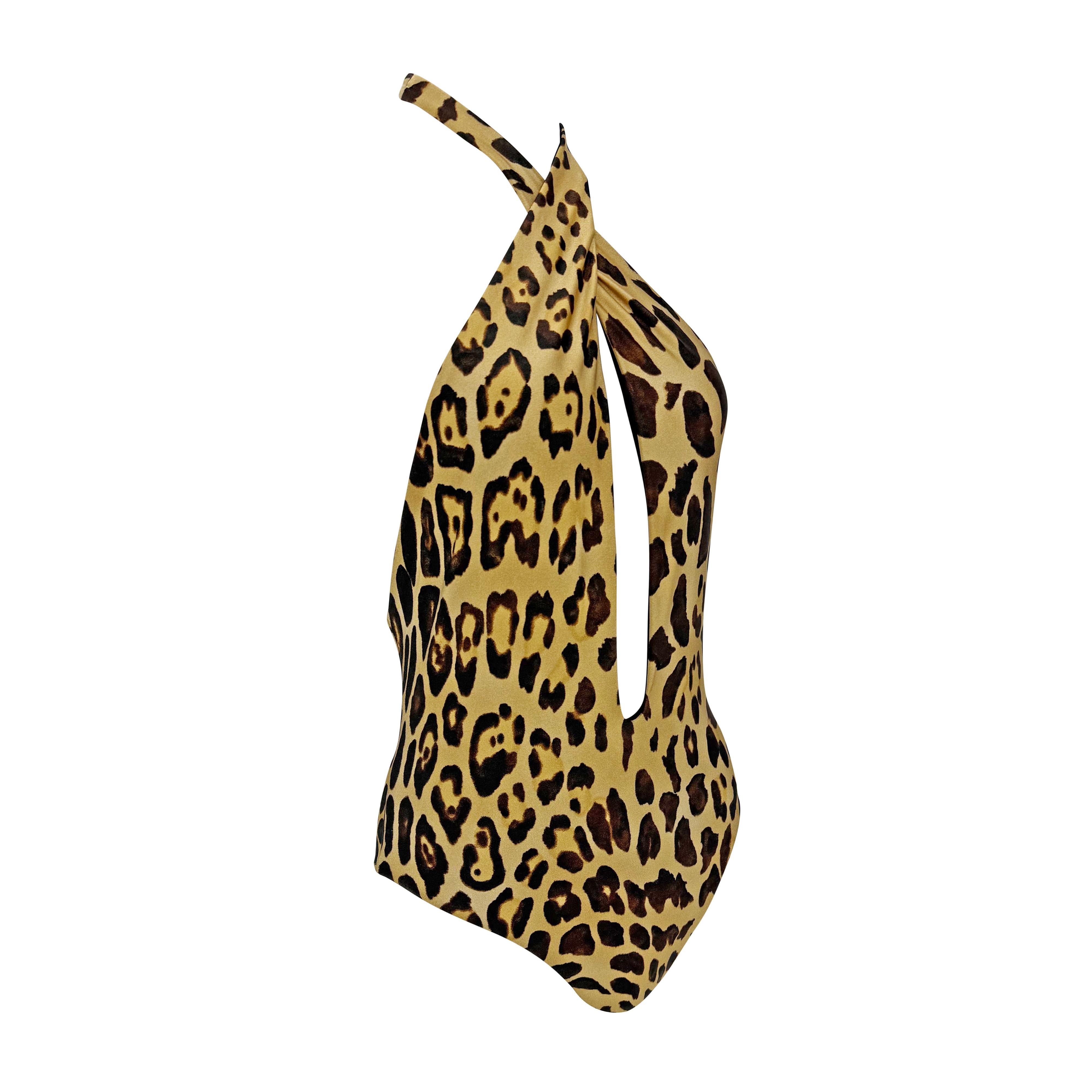 Dieser einteilige Badeanzug von Ralph Lauren Purple Label aus den 2000er Jahren besticht durch einen auffälligen Leopardenprint und einen tiefen Einschnitt in der Mitte, der von einem überkreuzten Neckholder-Ausschnitt eingerahmt wird. Der offene