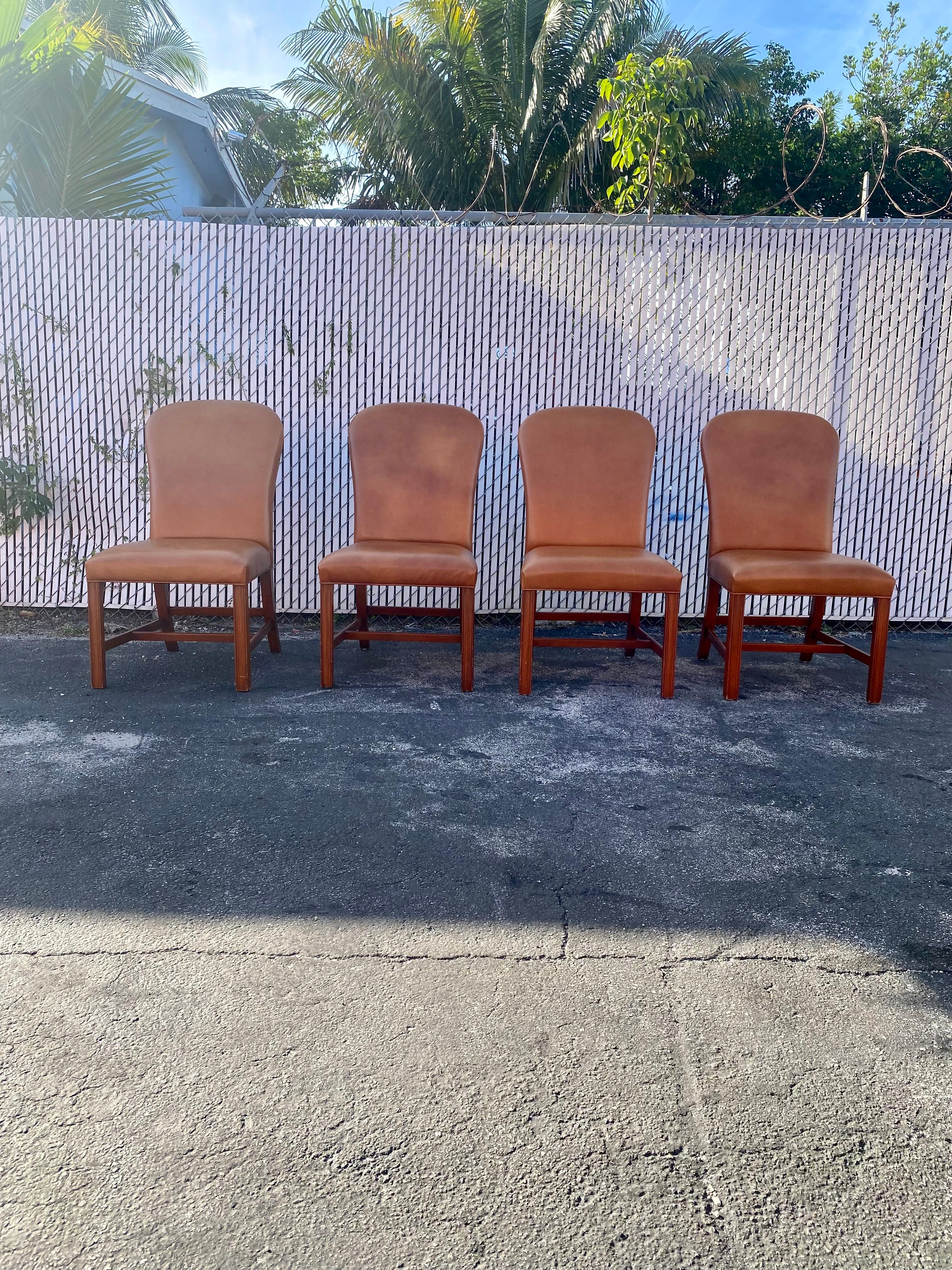 Nous vous proposons ici l'une des plus belles chaises de salle à manger en cuir sellier Ralph Lauren que vous puissiez espérer trouver. Le design est remarquable partout. Les magnifiques chaises sont des pièces d'apparat qui sont également