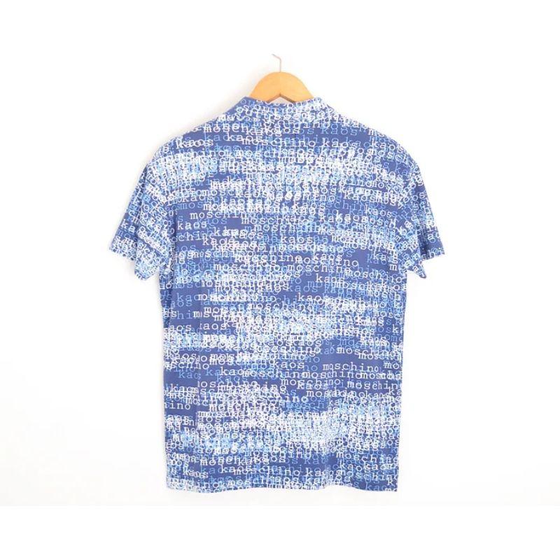 Polo Moschino 'Kaos' blu con motivo di parole astratte degli anni 2000, epoca Rave. In condizioni buone in vendita a Sheffield, GB