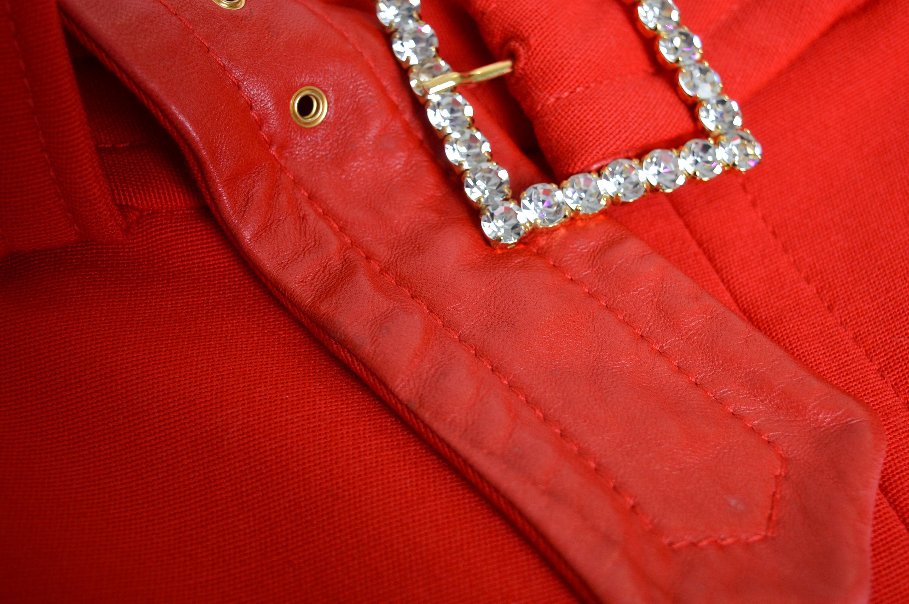 2000's Roter mit Juwelen besetzter DOLCE & GABBANA Bleistiftrock mit hoher Taille und Diamonté-Schnalle im Angebot 6