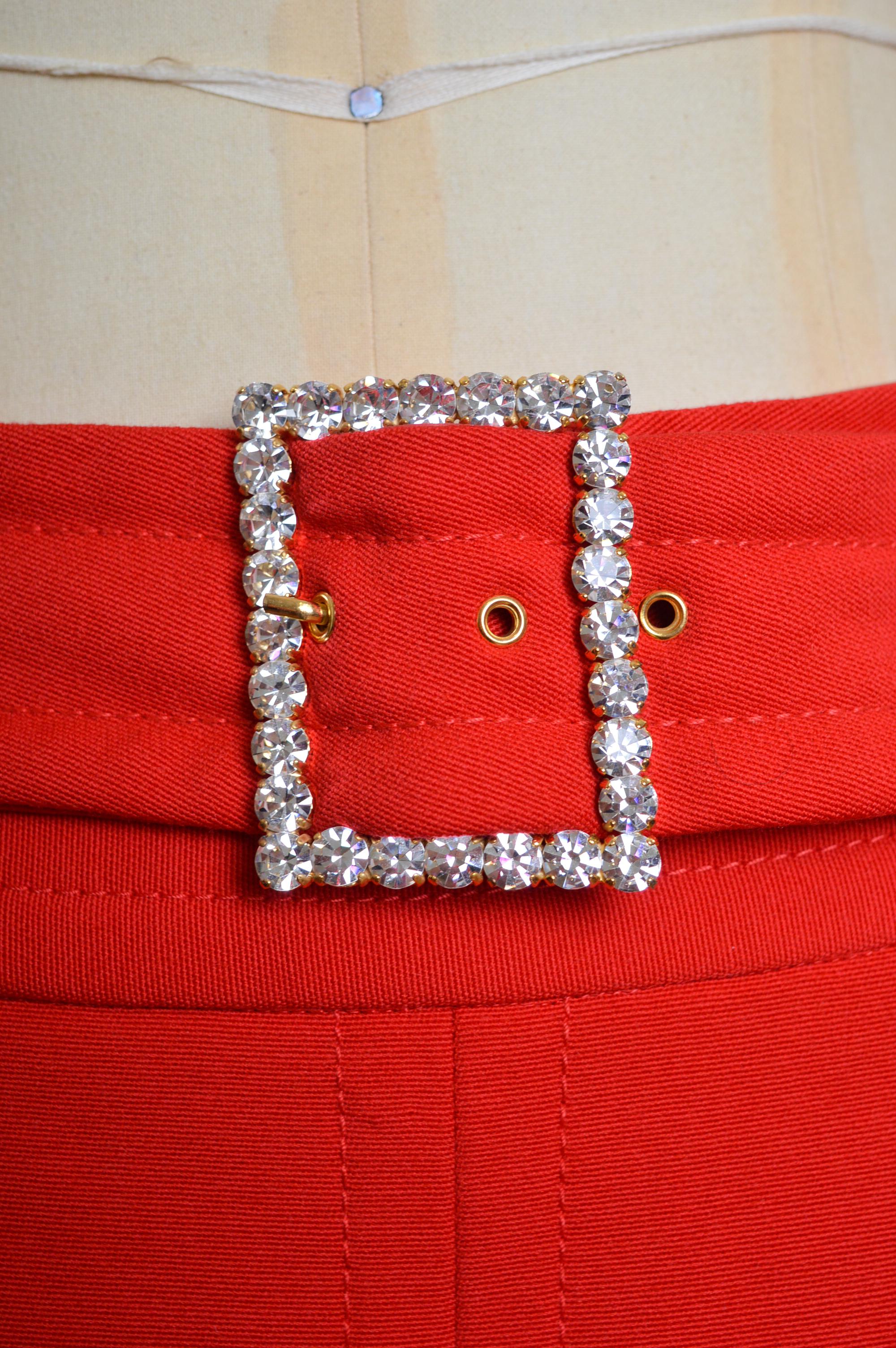 2000's Roter mit Juwelen besetzter DOLCE & GABBANA Bleistiftrock mit hoher Taille und Diamonté-Schnalle im Angebot 2