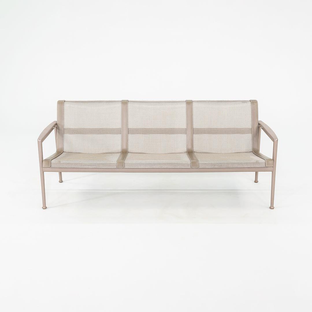 2000er Richard Schultz für Knoll 1966er Serie 3-Sitzer Sofa für draußen mit beigefarbenem Mesh im Angebot 3