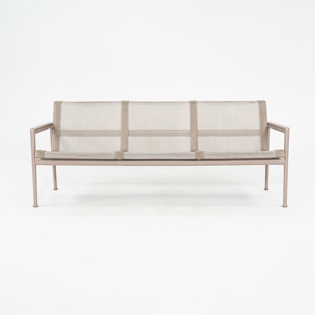 2000er Richard Schultz für Knoll 1966er Serie 3-Sitzer Sofa für draußen mit beigefarbenem Mesh im Angebot 4