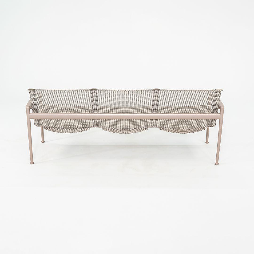 Dies ist ein Schultz 1966 Dreisitzsessel mit Armlehnen, ursprünglich entworfen von Richard Schultz im Jahr 1966. Dieses Exemplar wurde in den 2000er Jahren von Knoll in den USA hergestellt. Der Loungesessel besteht aus Aluminium, Stahl und