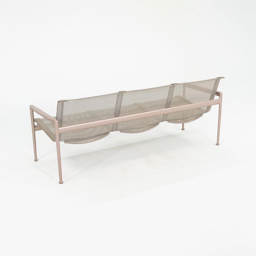 2000er Richard Schultz für Knoll 1966er Serie 3-Sitzer Sofa für draußen mit beigefarbenem Mesh (21. Jahrhundert und zeitgenössisch) im Angebot