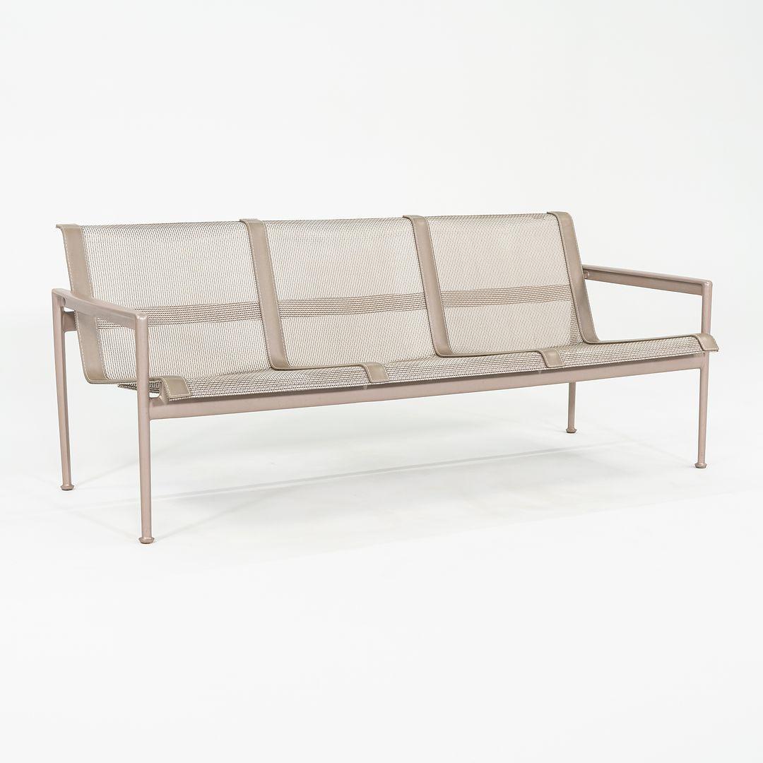 2000er Richard Schultz für Knoll 1966er Serie 3-Sitzer Sofa für draußen mit beigefarbenem Mesh im Angebot 1
