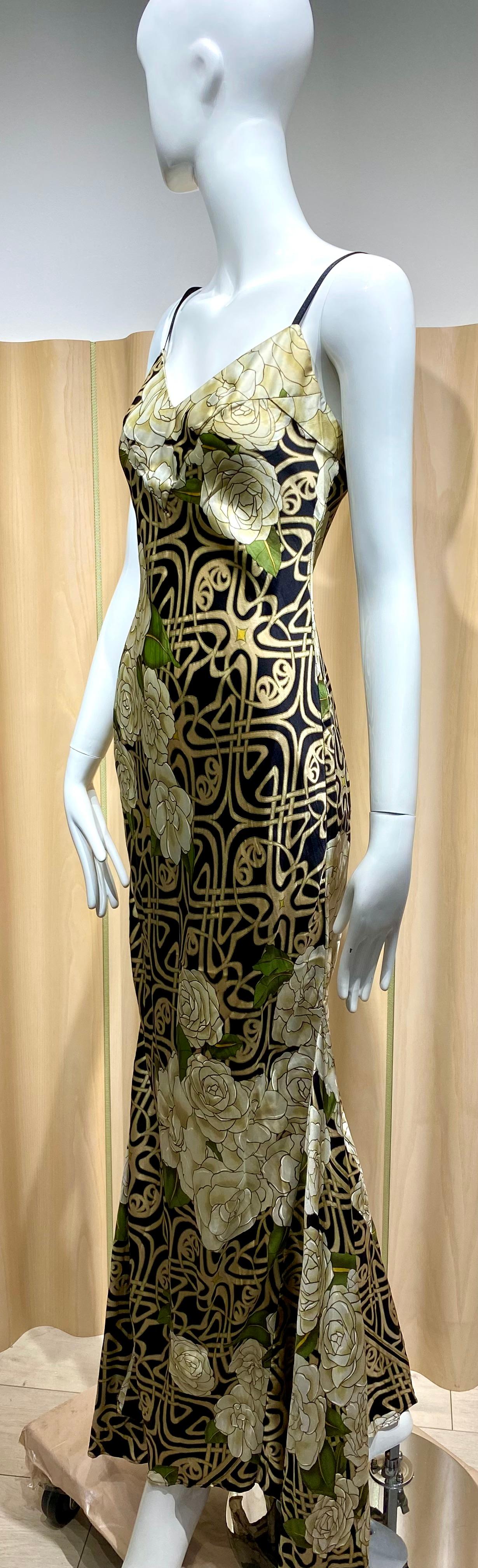 2000s Roberto Cavalli black, gold, cream and green floral print silk charmeuse spaghetti strap maxi dress.
Fit size : small 2/4
