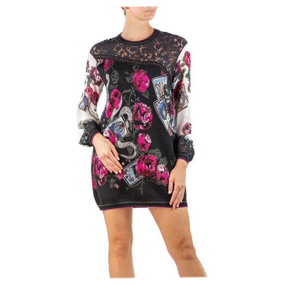 2000S Roberto Cavalli Vestido de punto de mezcla de rayón negro con serpientes y naipes en venta