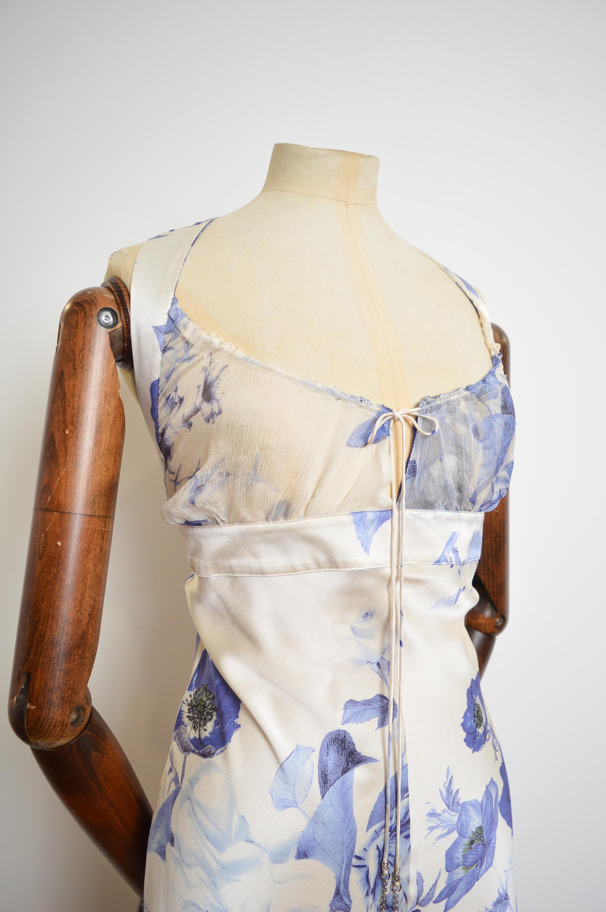 Abito da cocktail senza schienale in seta di Roberto Cavalli del 2000, blu, bianco e floreale. in vendita 5
